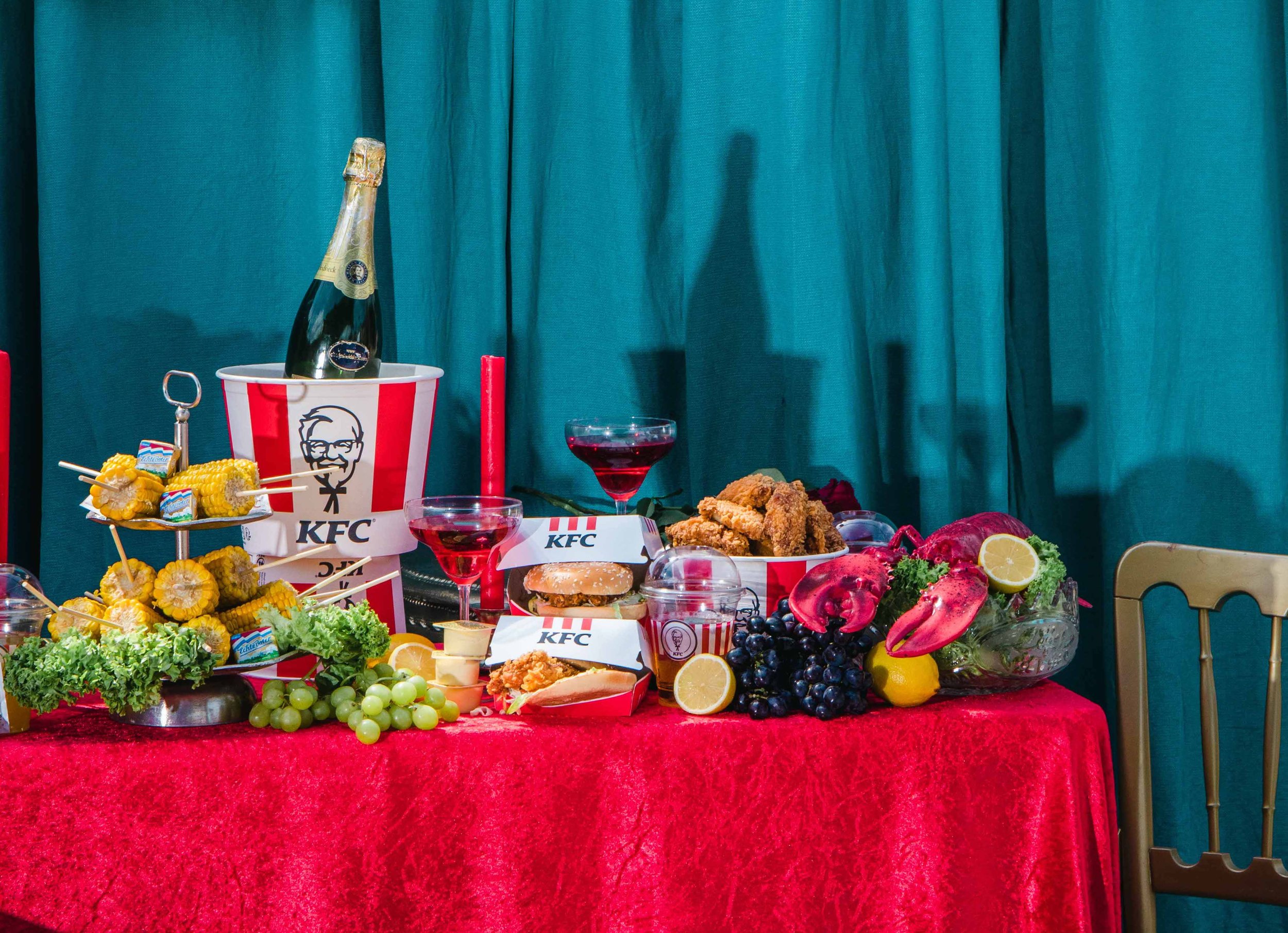 Merk activatie Photo Booth photobooth event styling decor set design set styling productie brand activation PK Studios Paardenkracht Amsterdam Nederland Art direction Set dressing shoot fotografie table setting tafelsetting KFC Deliveroo drinken eten