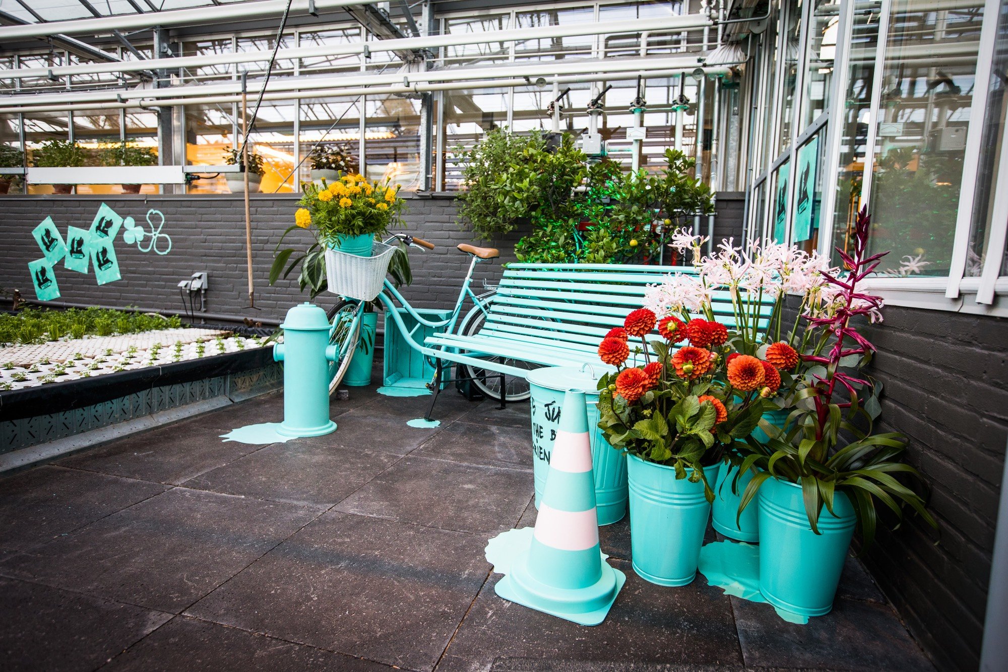 Merk activatie Photo Booth photobooth event styling decor set design set styling productie brand activation PK Studios Paardenkracht Amsterdam Nederland Art direction Set dressing Tiffany & Co zomer feest summer party event party flowers blue turquoi