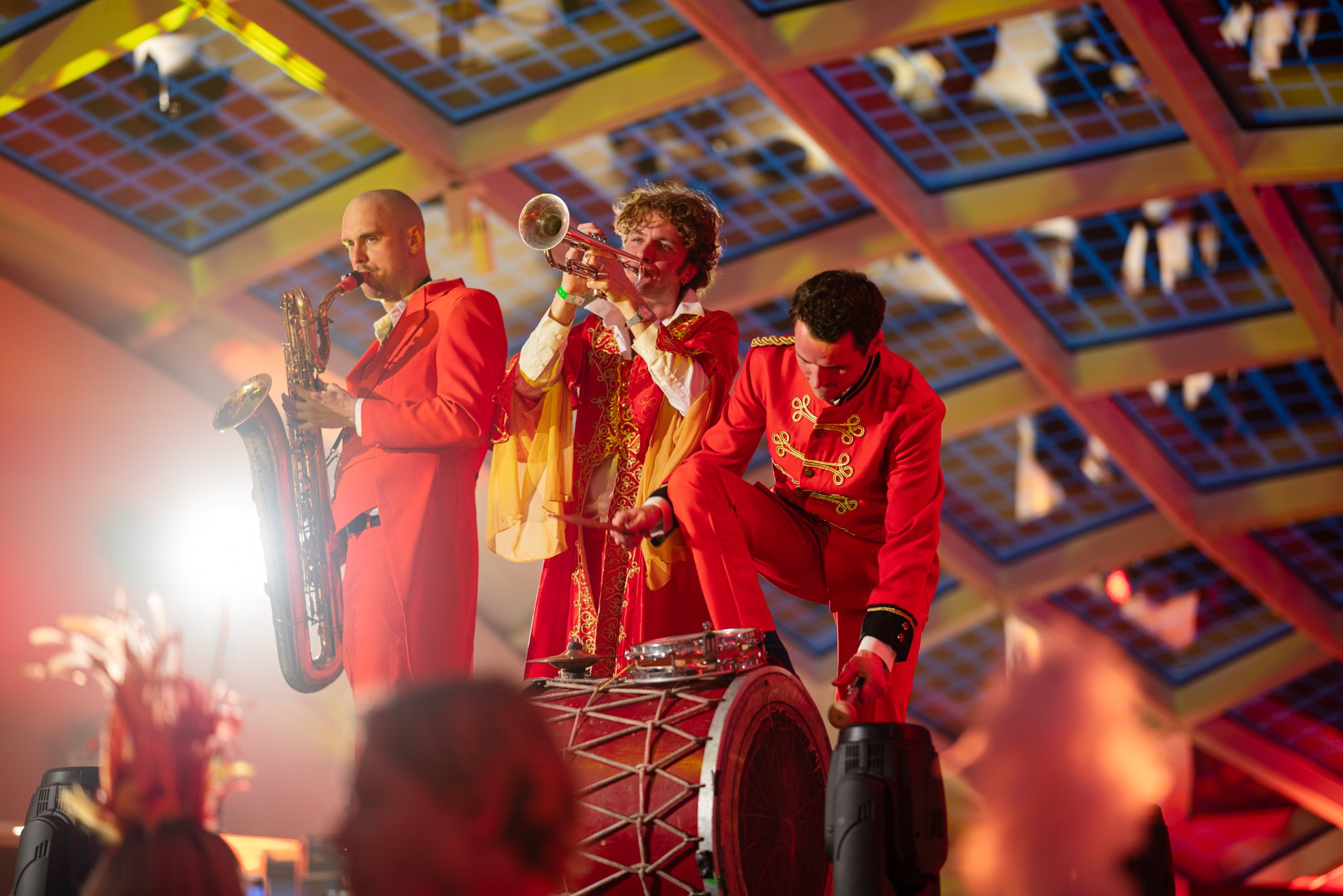 Merk activatie Photo Booth photobooth event styling decor set design set styling productie brand activation PK Studios Paardenkracht Amsterdam Nederland Art direction Set dressing Bitvavo Circus thema themed party Band Brass rave unit circus kleding