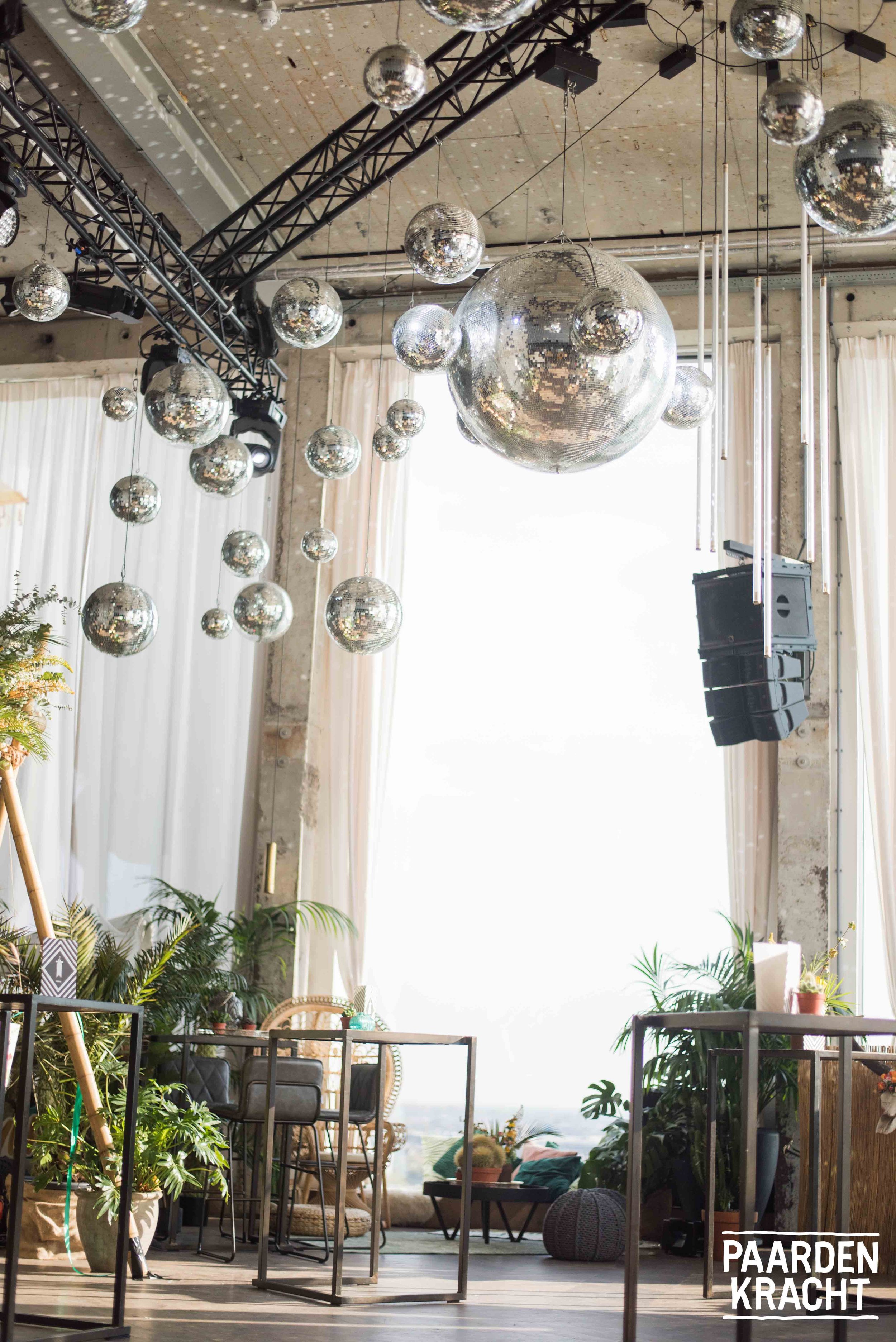 Merk activatie Photo Booth photobooth event styling decor set design set styling productie brand activation PK Studios Paardenkracht Amsterdam Nederland Art direction Set dressing AmsterdamToren Disco Discoballen Zomerfeest Feest Lipton Magnum Ice te