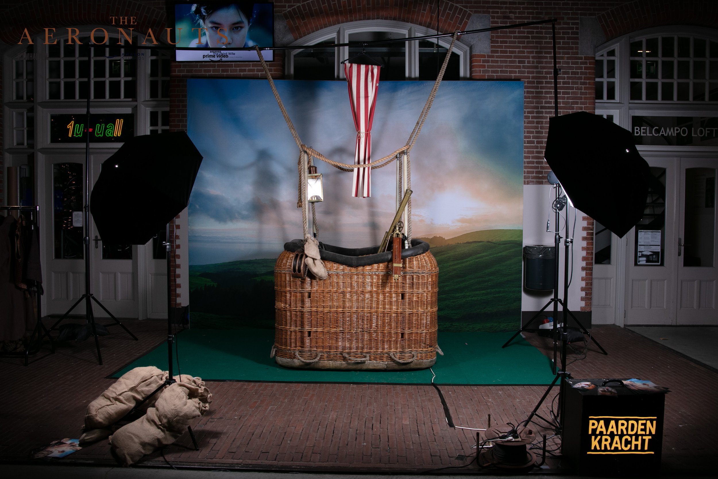 Merk activatie Photo Booth photobooth event styling decor set design set styling productie brand activation PK Studios Paardenkracht fotografie photography Aeronauts de hallen film film set luchtballon in de lucht foto set old school vintage