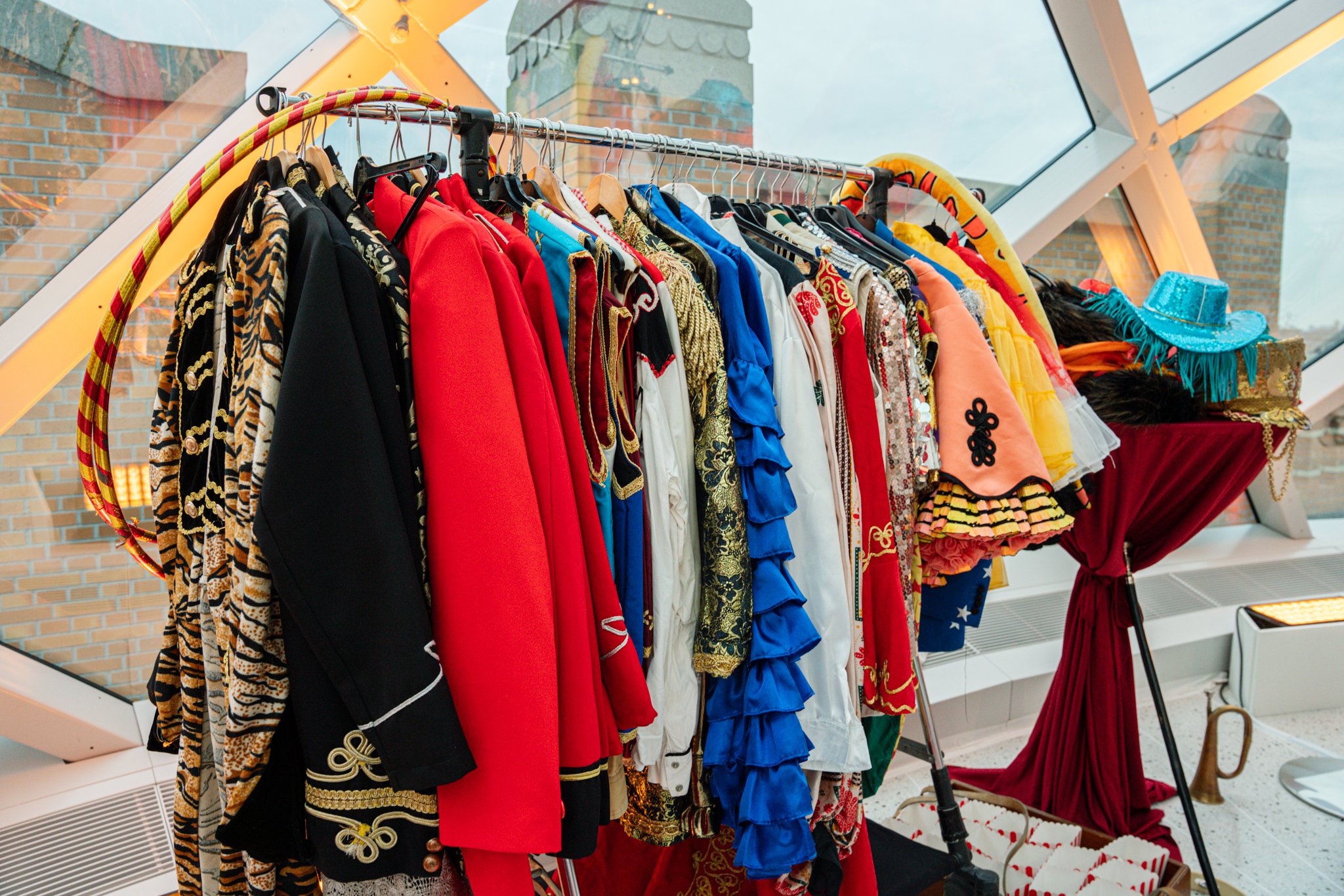 Merk activatie Photo Booth photobooth event styling decor set design set styling productie brand activation PK Studios Paardenkracht fotografie photography styling clothing outfits dress up dressing up circus themed thema cowboy cowboy hoed