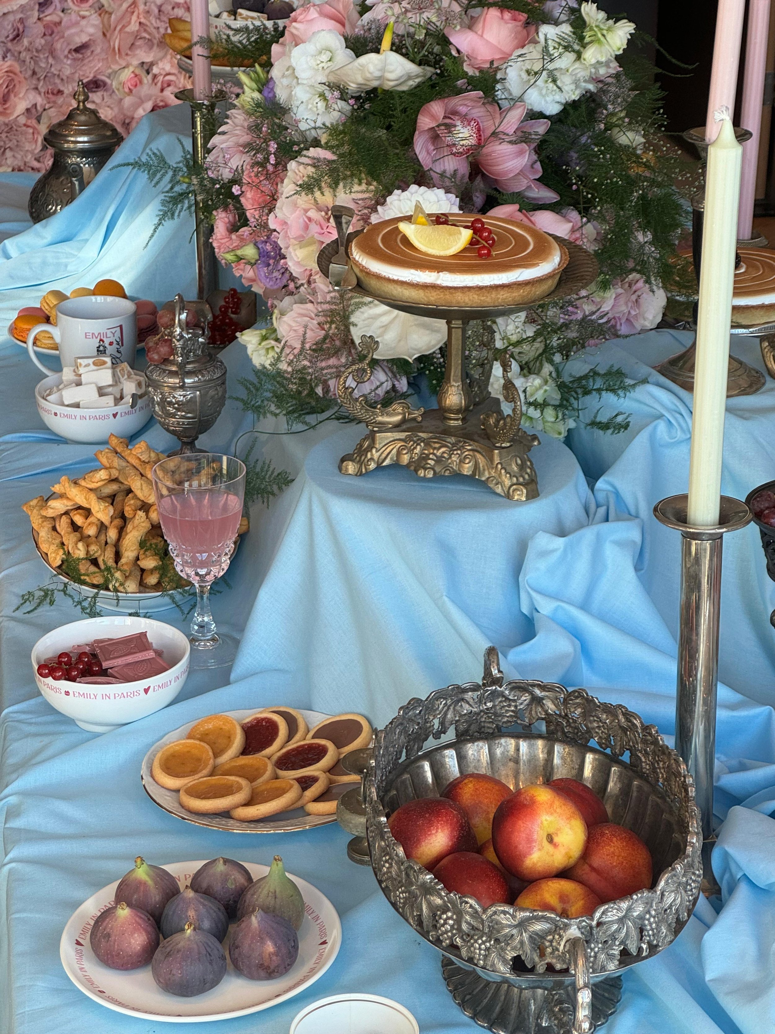 Merk activatie Photo Booth photobooth event styling decor set design set styling productie brand activation PK Studios Paardenkracht Amsterdam Nederland Art direction Set dressing Lidl Emily in Paris Tafelsetting Barok Tablestyling SO PR