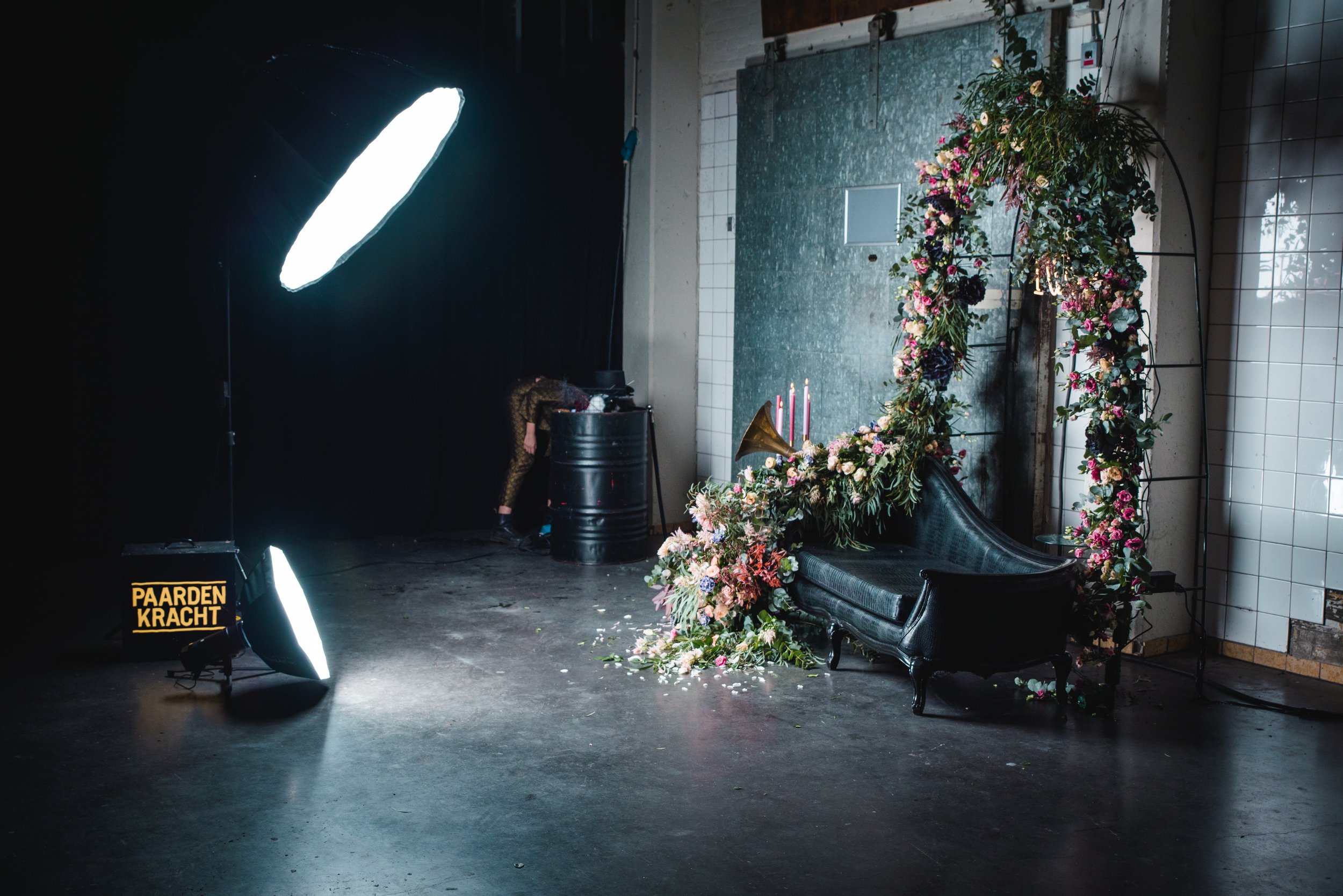 Merk activatie Photo Booth photobooth event styling decor set design set styling productie brand activation PK Studios Paardenkracht fotografie photography bloemen boog flower art barok chaise longue