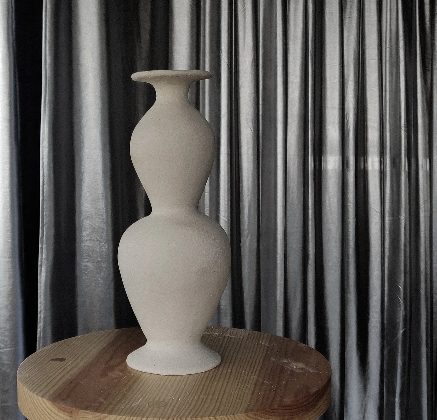 Check out this stunning vase by Doma from @winczi.tattoo! from @blur.atelier 🌟 With years of experience in wheel throwing, Doma recently took things to the next level by attending a Vase Handbuilding workshop last summer, led by Paula @paulap.crafts