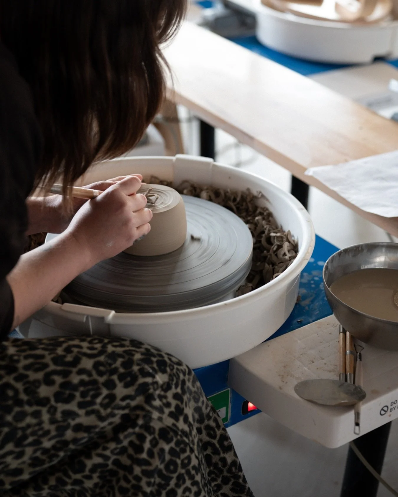 Wheel on, thoughts off.
Just you, clay, and the rhythm of the spin.
Pottery can be so slow, focused, and quietly addictive. And rewarding!

#hamburg #potteryinhamburg #clay #pottery