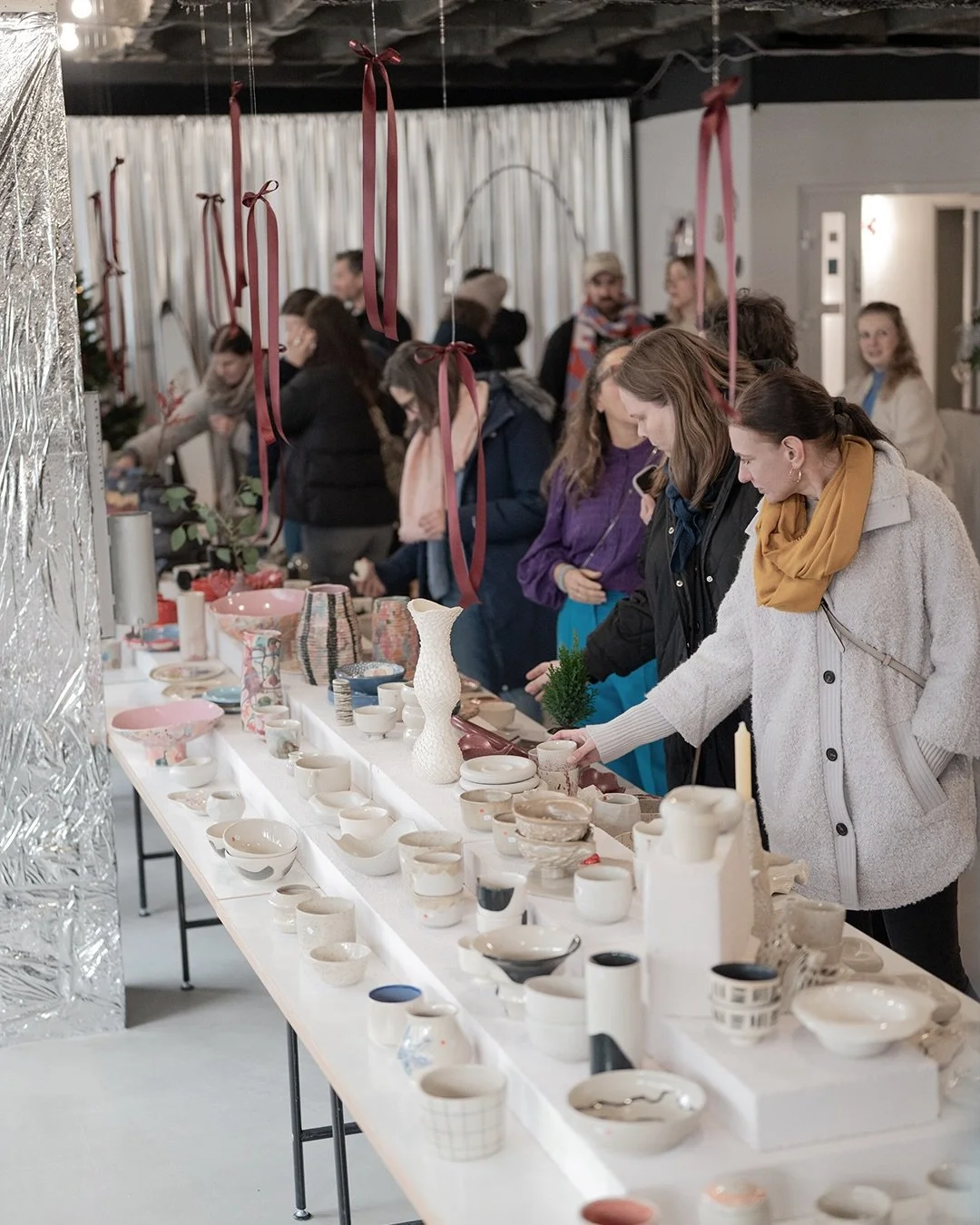 Another little throwback to our recent Xmas Pottery Market at Chamotte back in December.

Tables full of handmade ceramics, slow browsing, warm chats, and that cozy winter buzz you only get when creative people gather in one place.

So many smiles, s