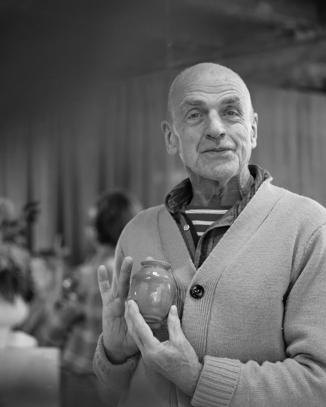 A brief throwback from our last pottery market.

In the pic: @jorg.lemke.50159 proud of his piece (we&rsquo;re even more proud, J&ouml;rg!)

#keramikhamburg #kunstkurshamburg #keramikkurshamburg #potteryhamburg #artexperience