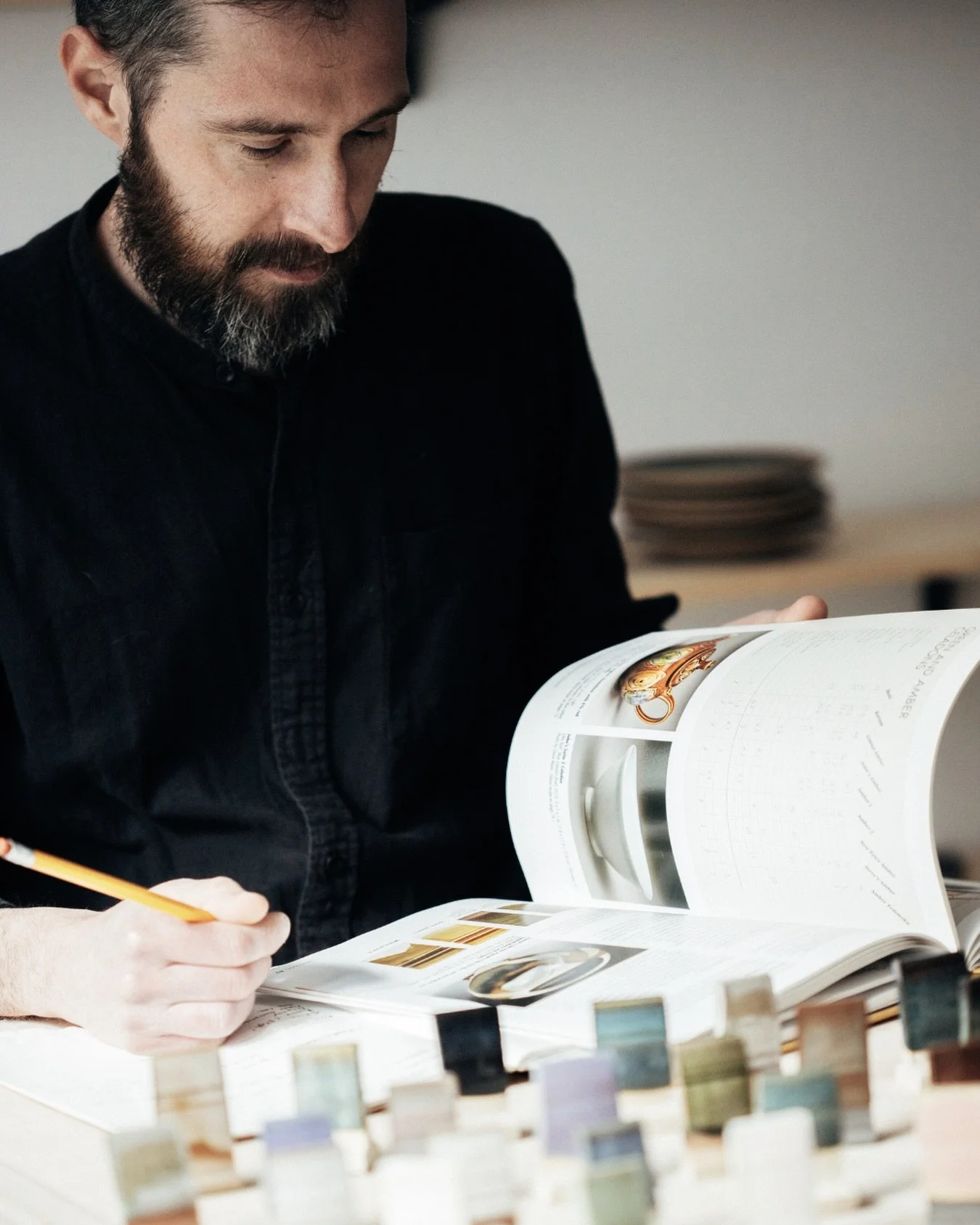 Not every potter needs to be a chemist and develop their own glazes. Ricardo @blayse_ceramic breaks the stereotype of a craft potter and doves into the fascinating world of particles, formulas and proportions to unleash the hidden potential of home-m