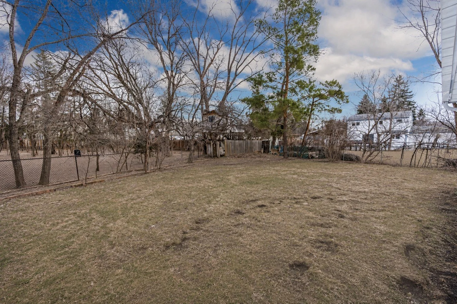 039_6-Bedroom Home in Fort Richmond – Quiet Bay Near University of Manitoba, Ideal for Families or Investors.jpg