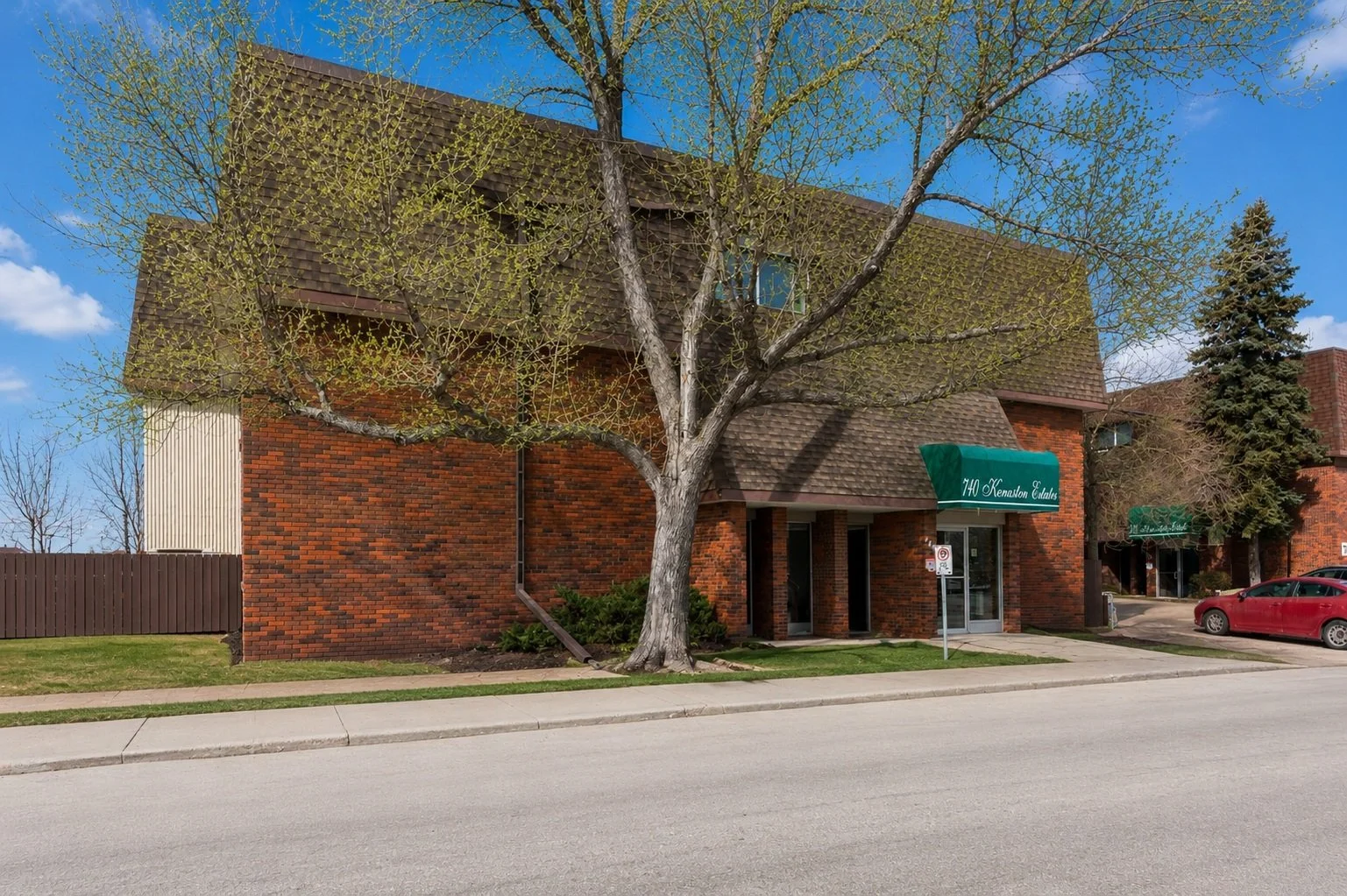 001_Rare 1500 SqFt Top Floor Condo in River Heights with 2 Parking Stalls.jpg