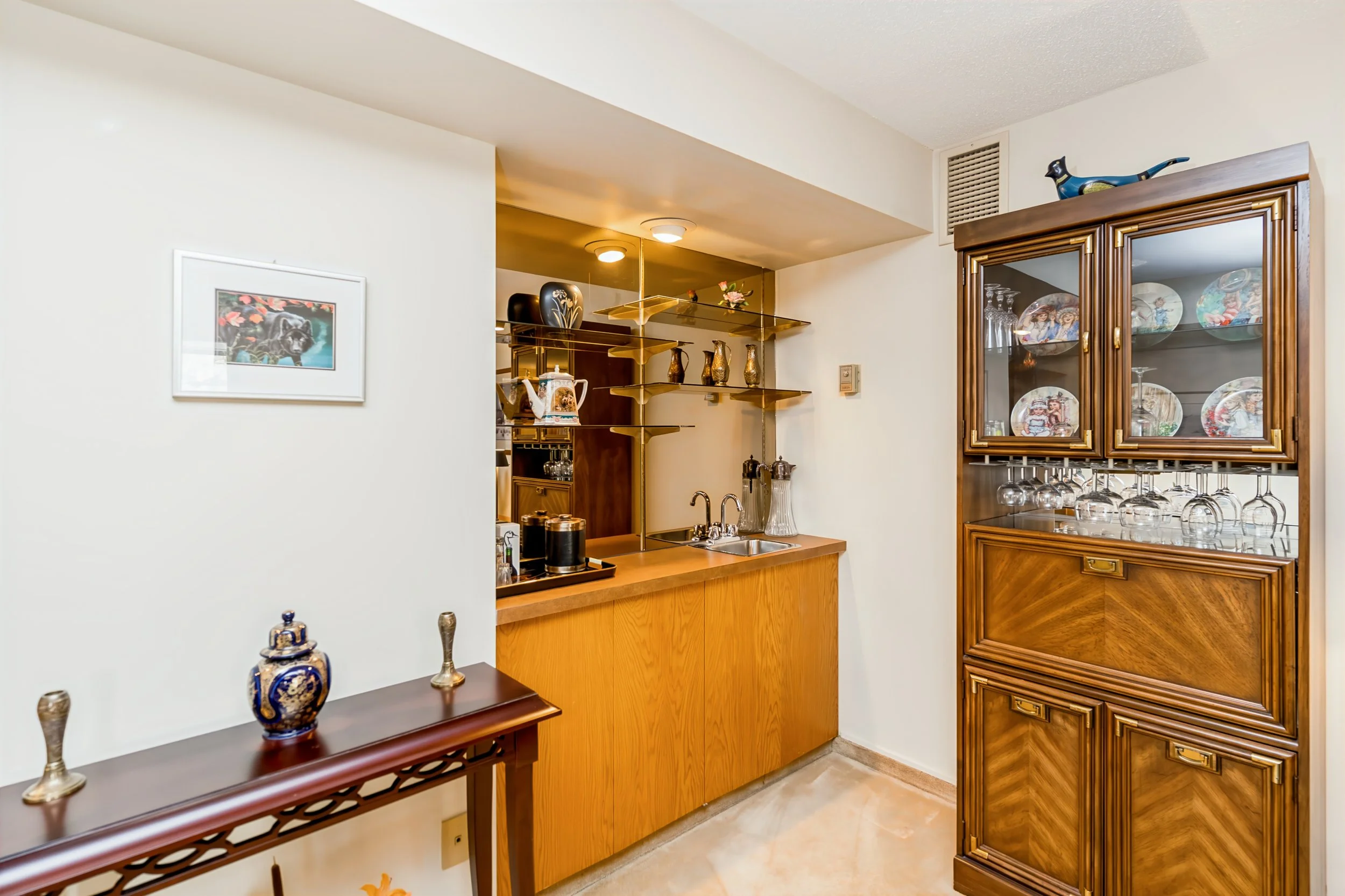 009_Rare 1500 SqFt Top Floor Condo in River Heights with 2 Parking Stalls.jpg