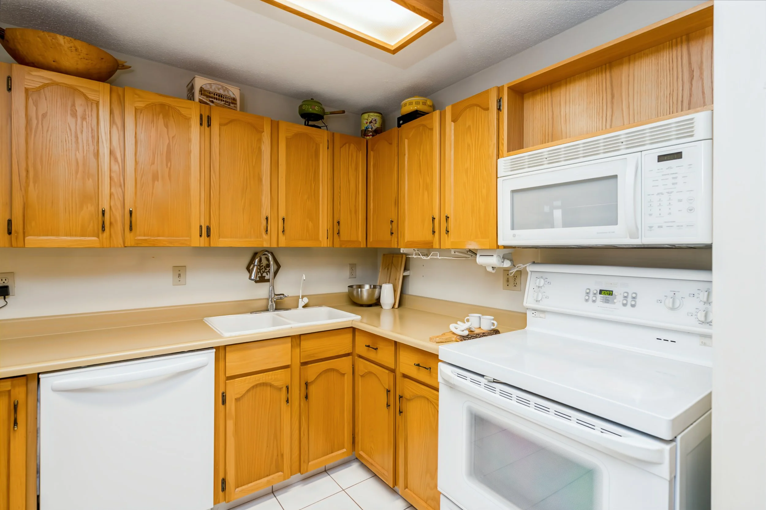 015_Rare 1500 SqFt Top Floor Condo in River Heights with 2 Parking Stalls.jpg