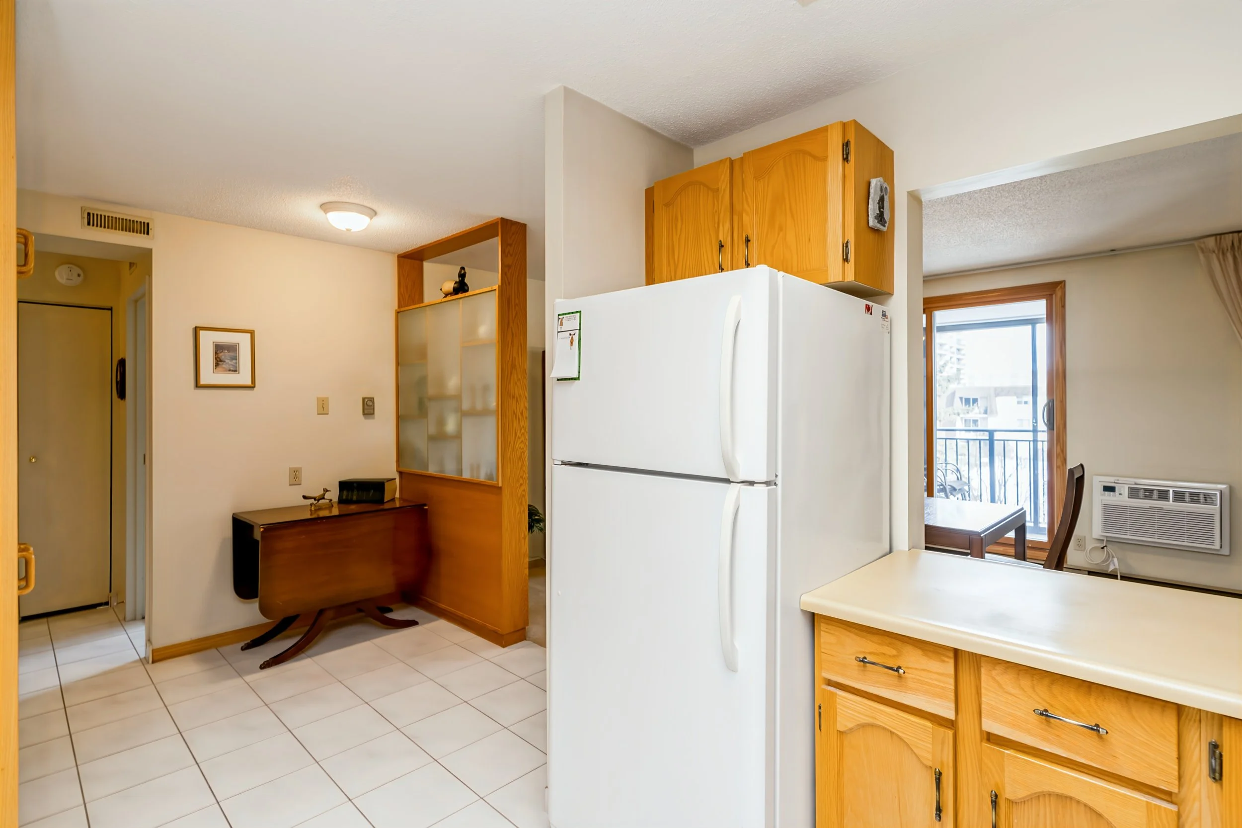 016_Rare 1500 SqFt Top Floor Condo in River Heights with 2 Parking Stalls.jpg