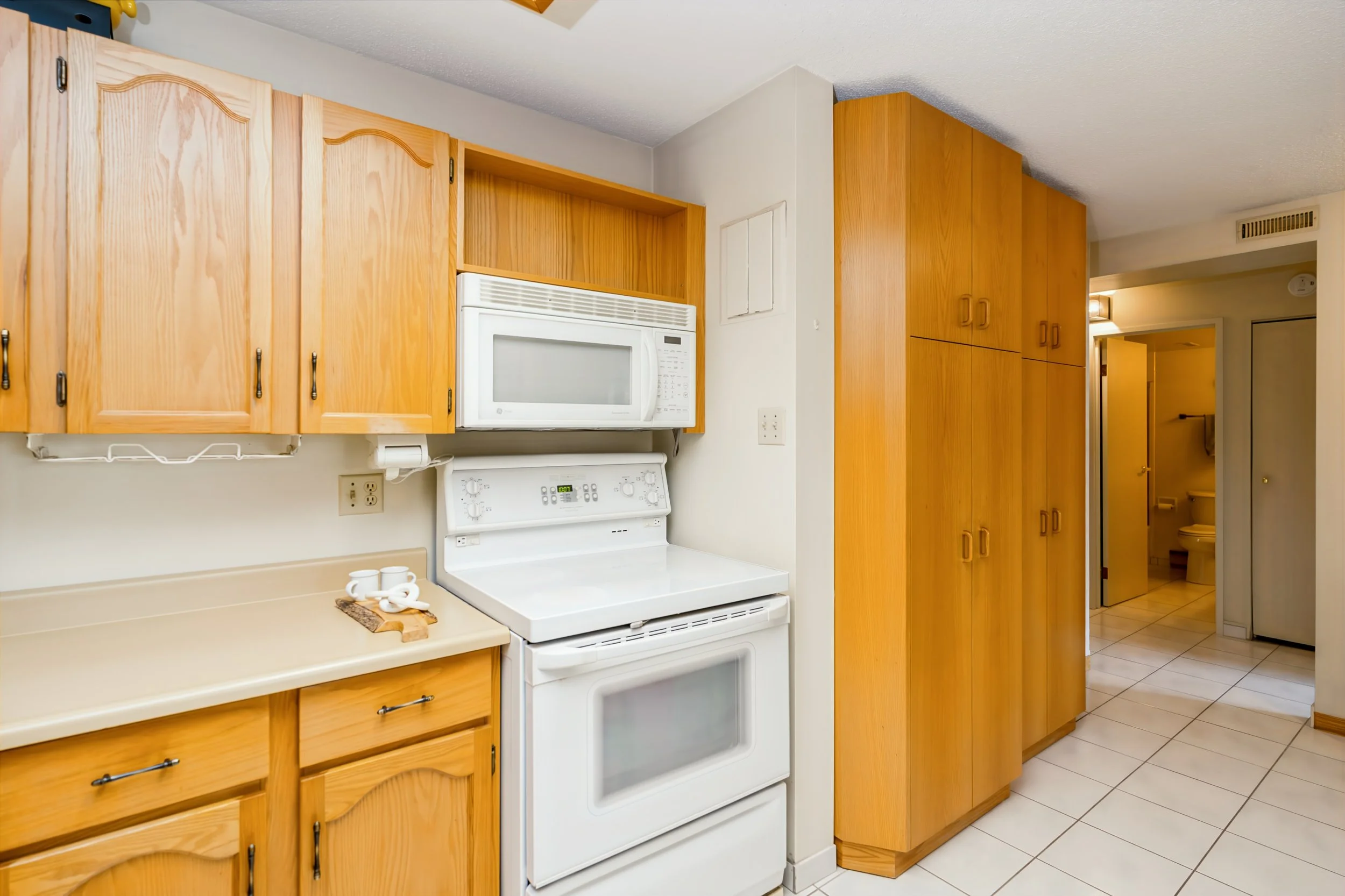 018_Rare 1500 SqFt Top Floor Condo in River Heights with 2 Parking Stalls.jpg