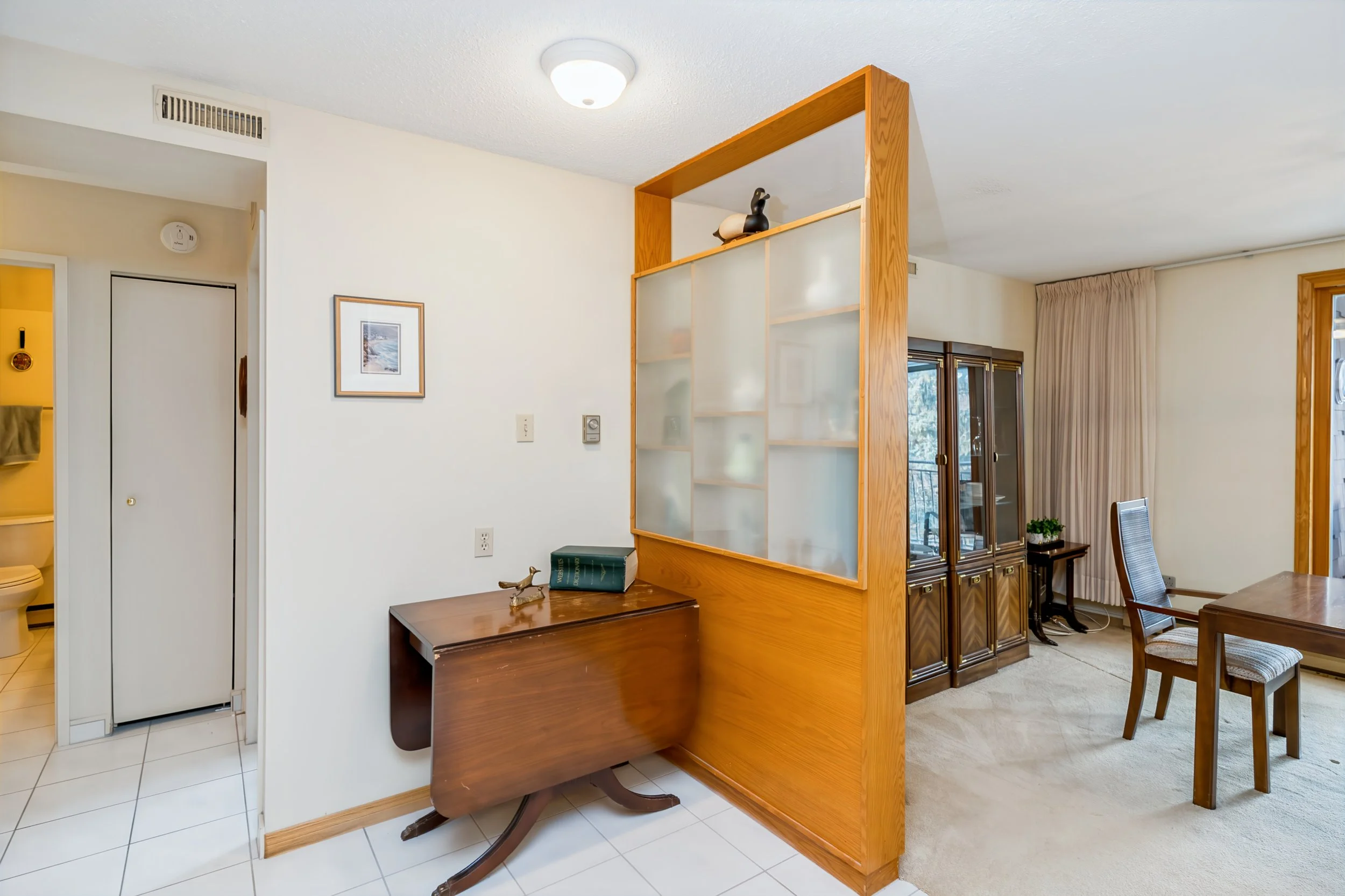 021_Rare 1500 SqFt Top Floor Condo in River Heights with 2 Parking Stalls.jpg