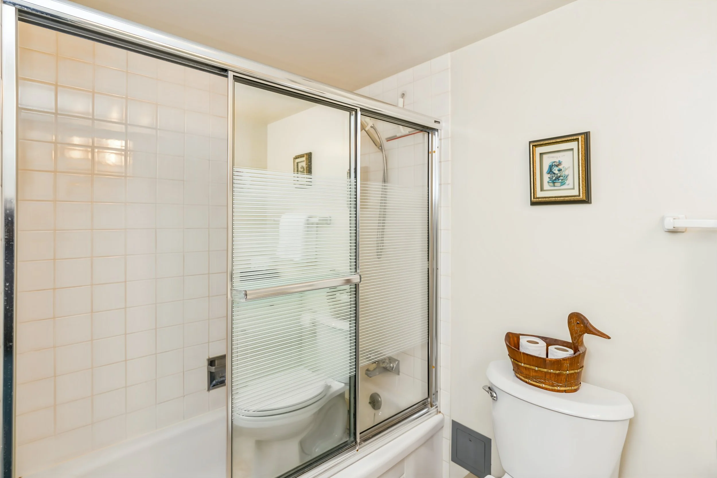 030_Rare 1500 SqFt Top Floor Condo in River Heights with 2 Parking Stalls.jpg