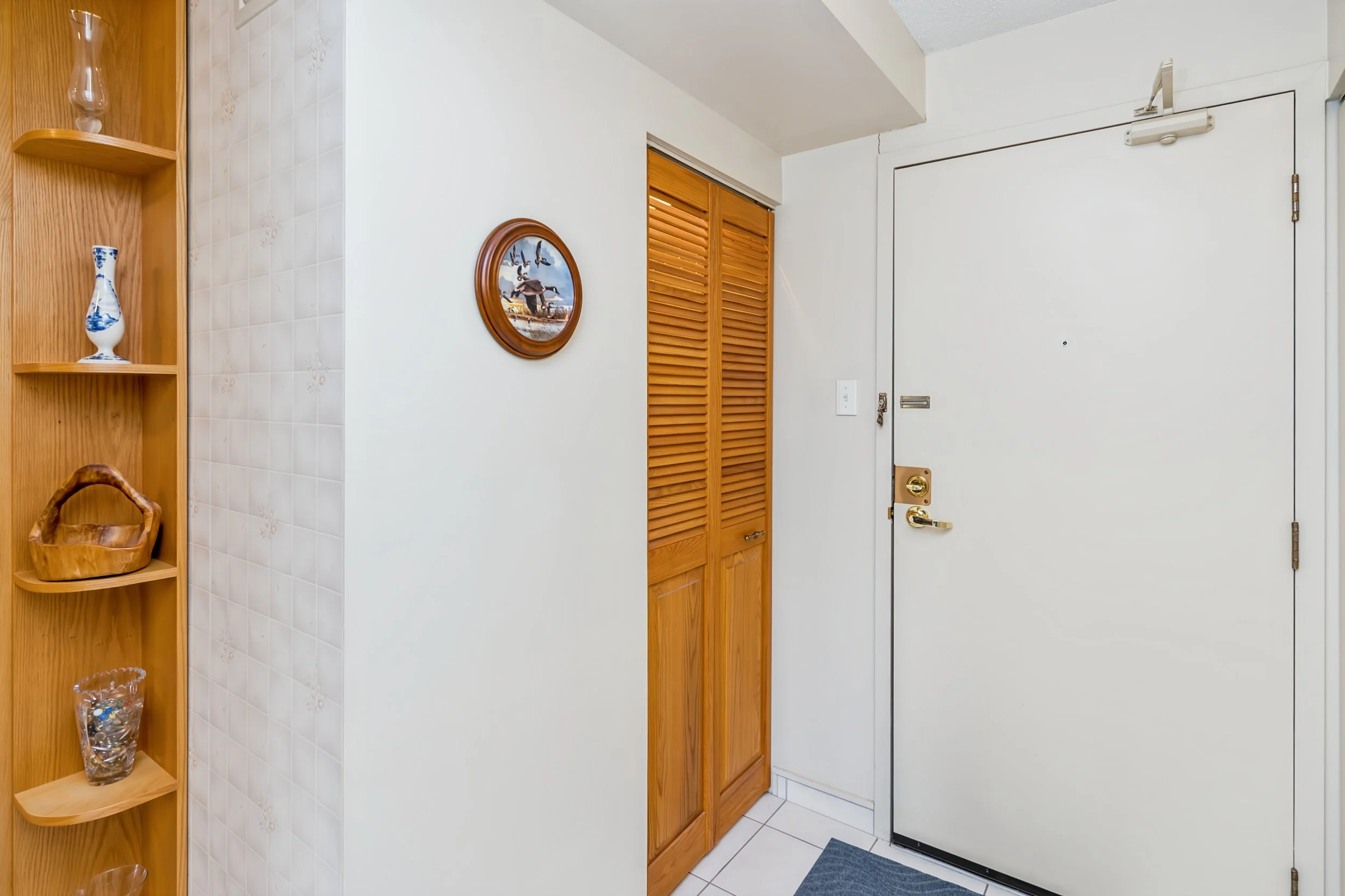 036_Rare 1500 SqFt Top Floor Condo in River Heights with 2 Parking Stalls.jpg