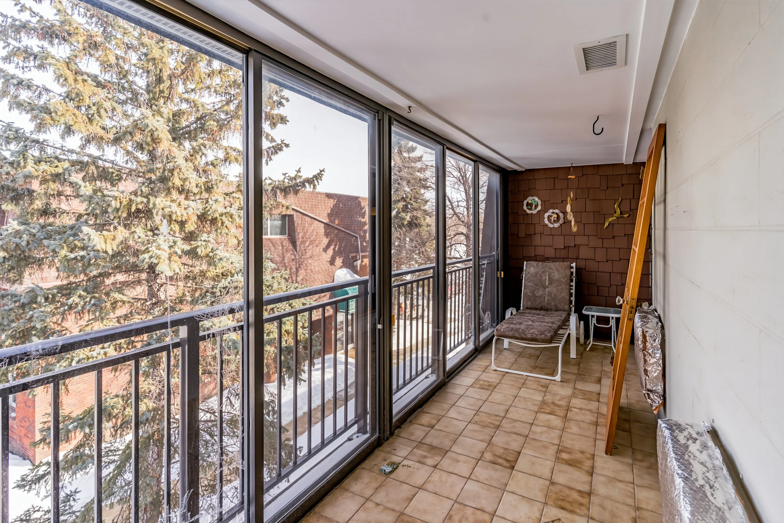 039_Rare 1500 SqFt Top Floor Condo in River Heights with 2 Parking Stalls.jpg