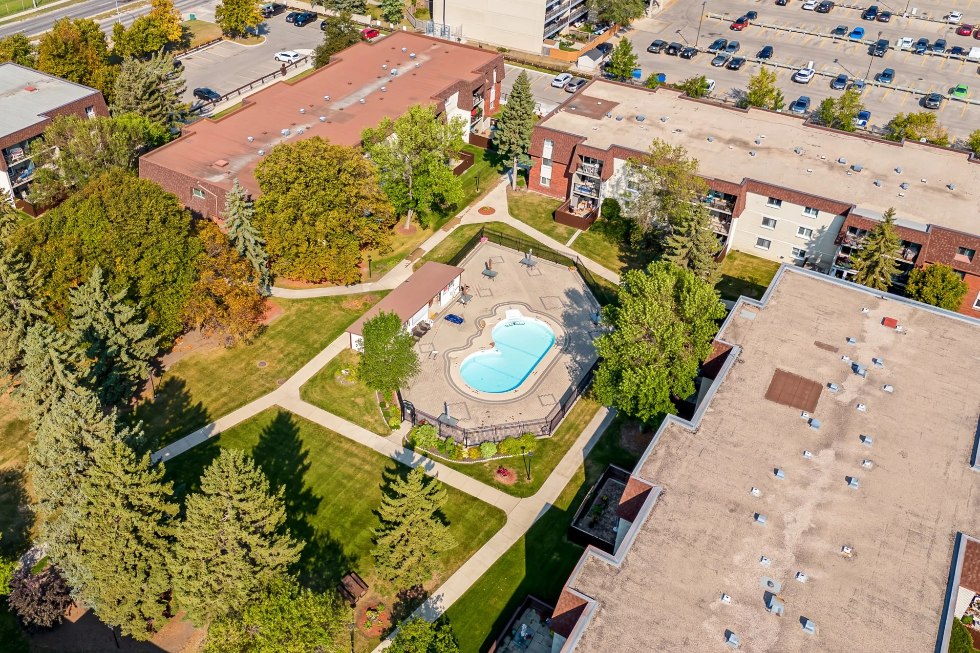 041_Rare 1500 SqFt Top Floor Condo in River Heights with 2 Parking Stalls.jpg
