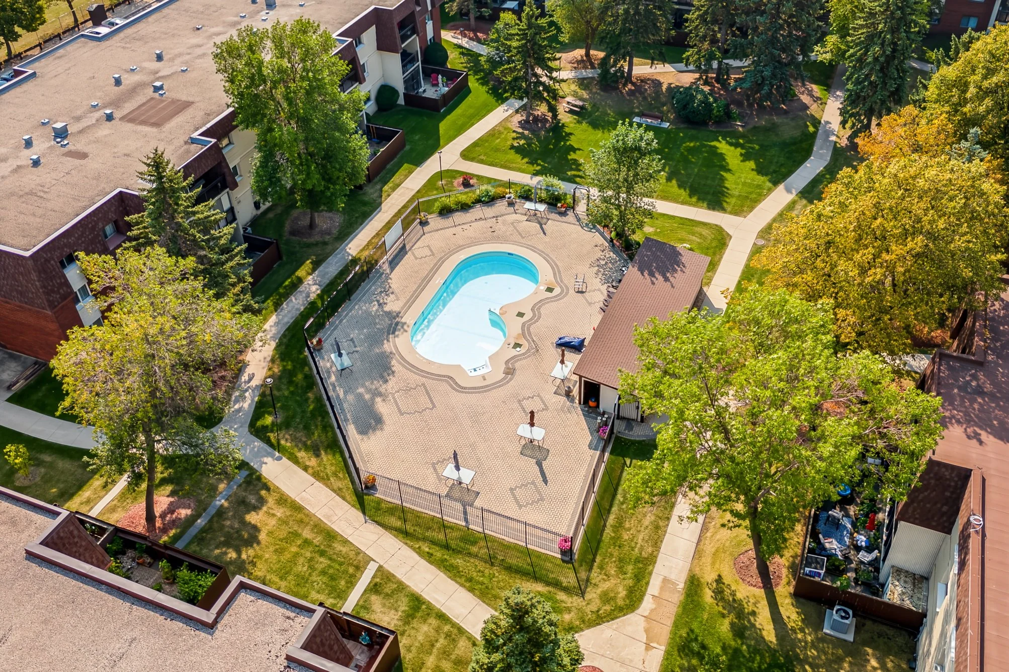 042_Rare 1500 SqFt Top Floor Condo in River Heights with 2 Parking Stalls.jpg