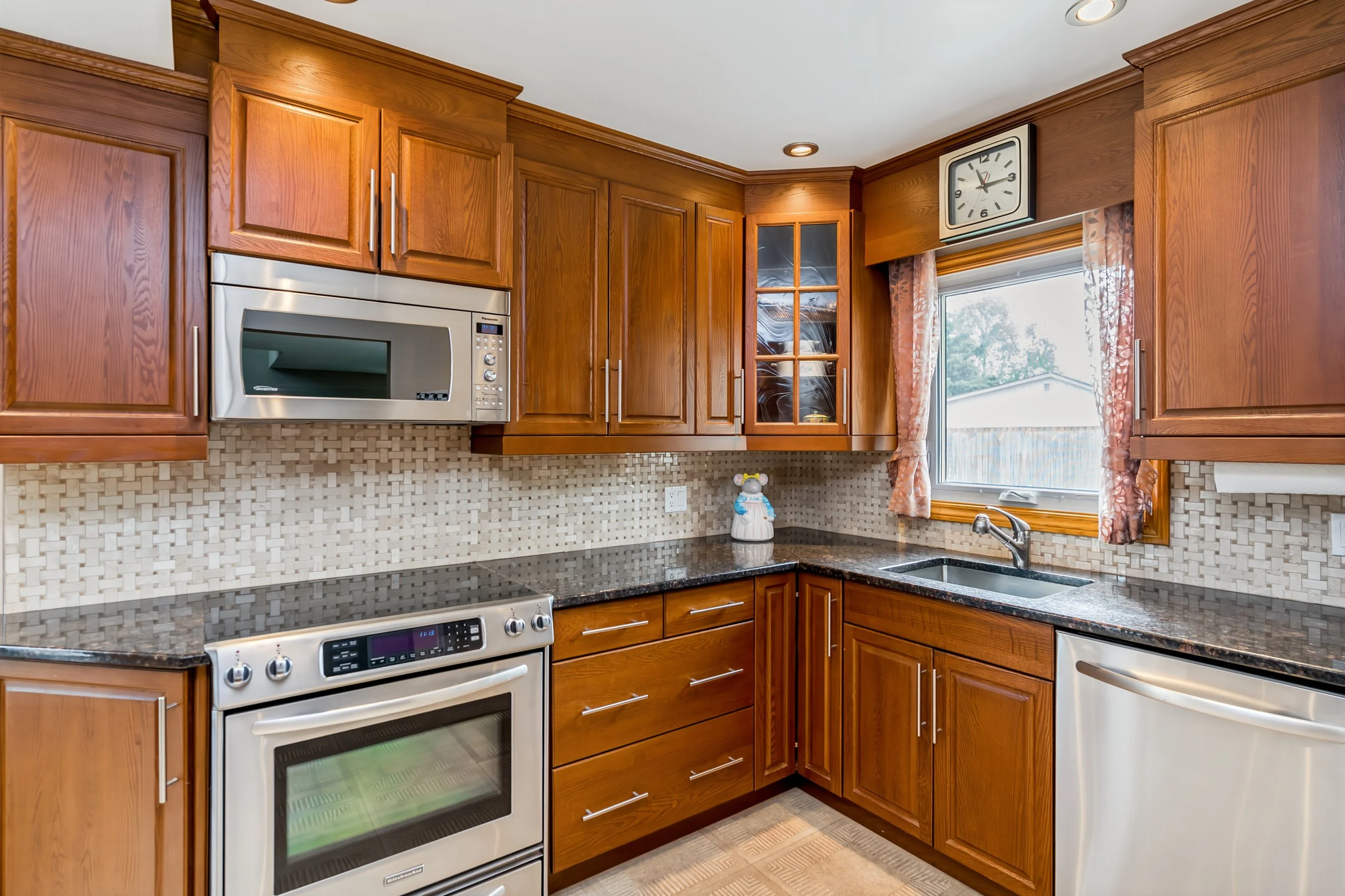 012 Updated kitchen with oak soft-close cabinetry and granite countertops.jpg