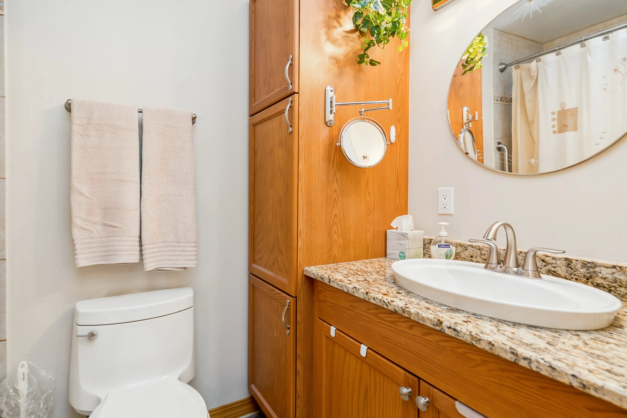 032 Upper-level bathroom with heated floors and jetted tub.jpg