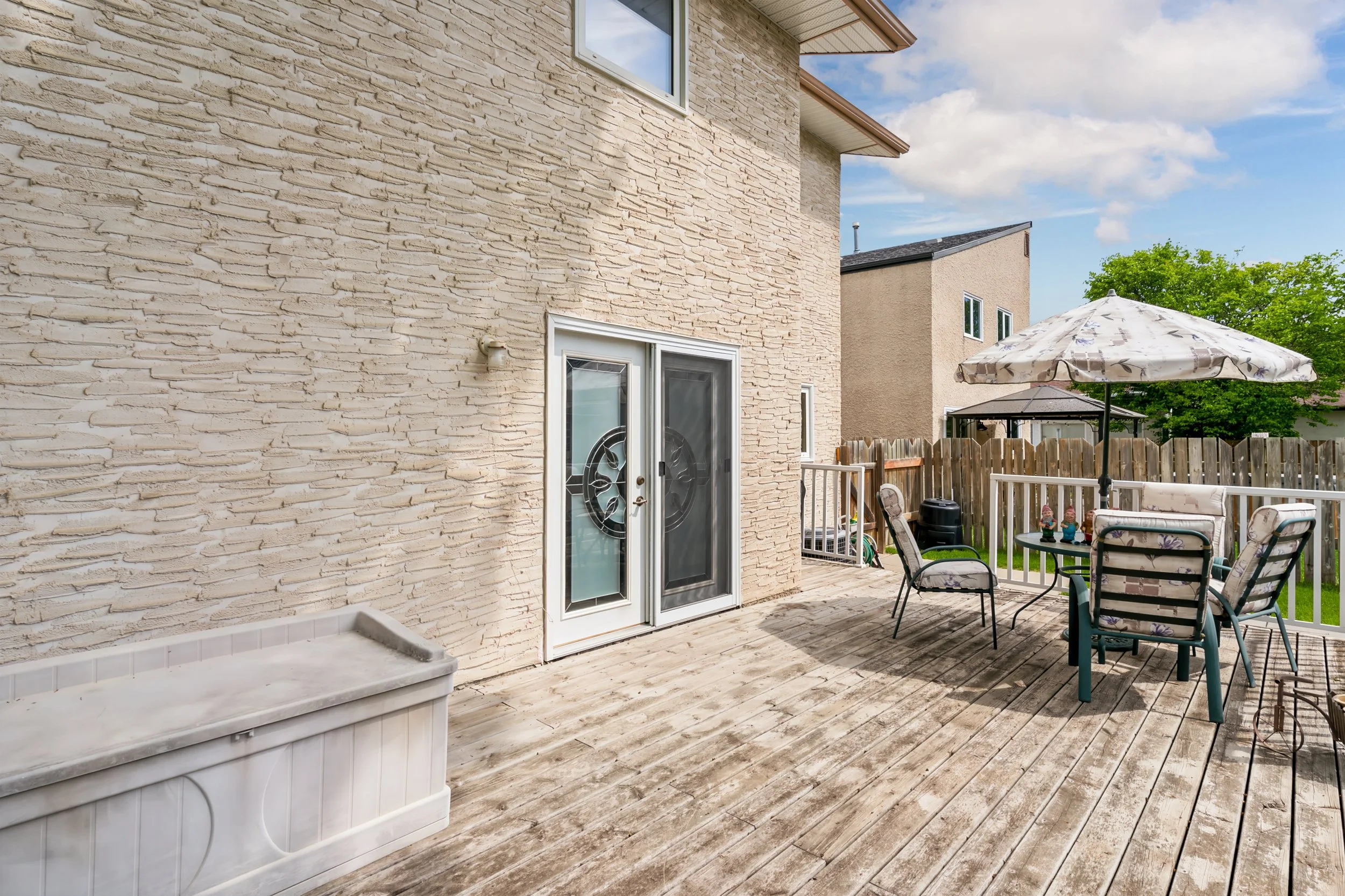 041 Huge backyard decks in winnipeg manitoba.jpg