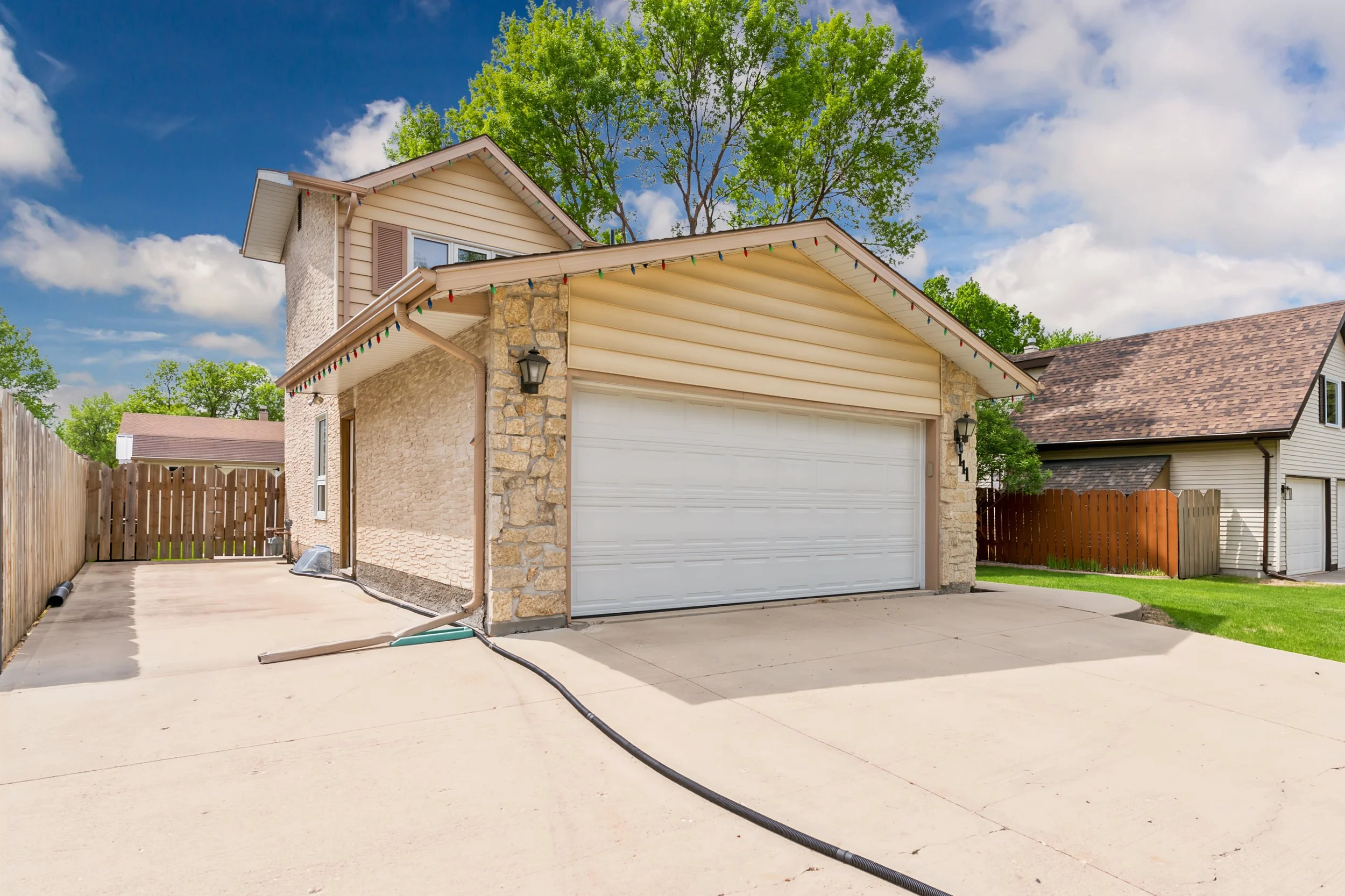 046 Home with lots of parking in winnipeg manitoba.jpg