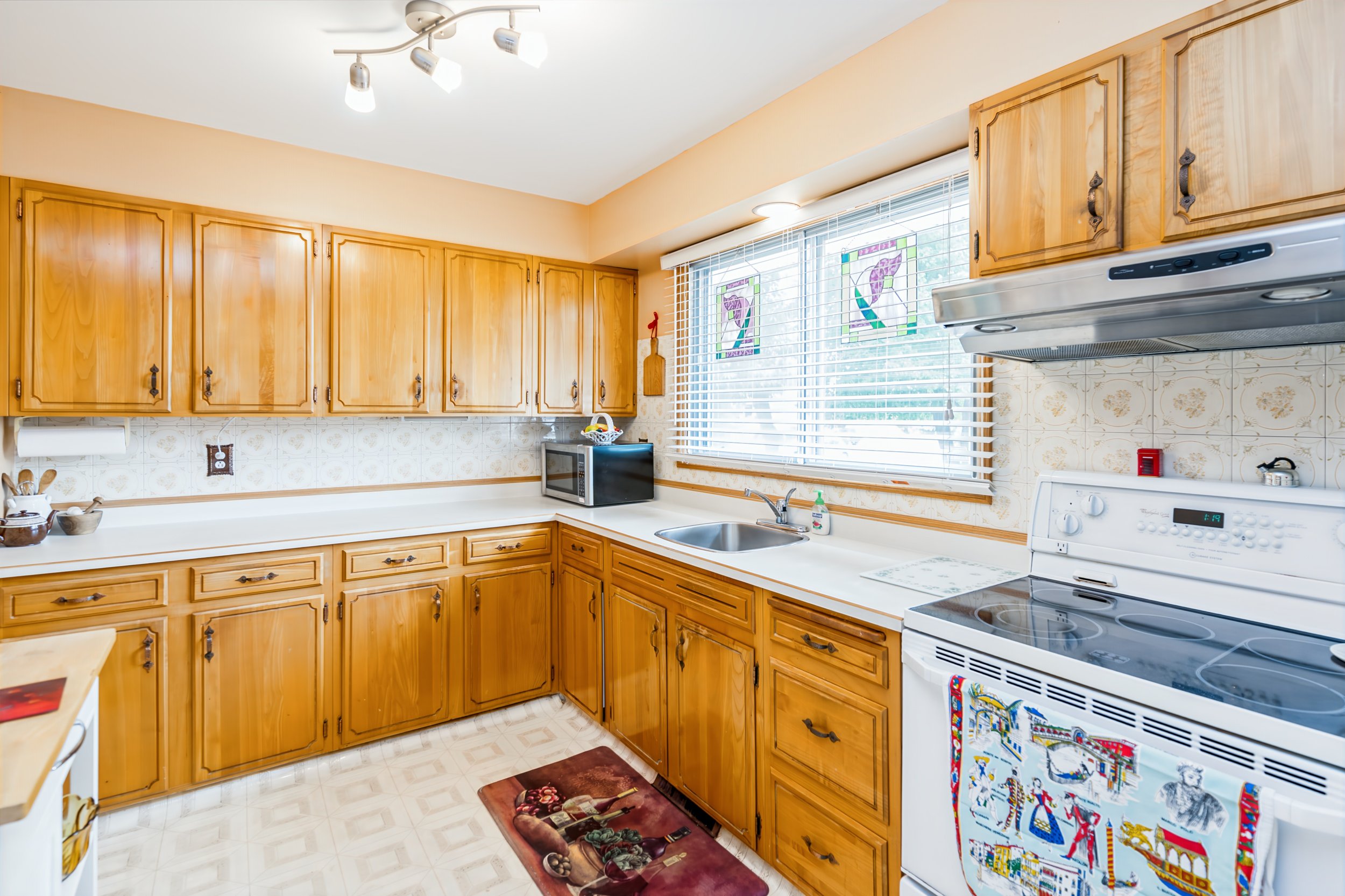 007 Spacious Eat In Kitchen in Transcona.jpg