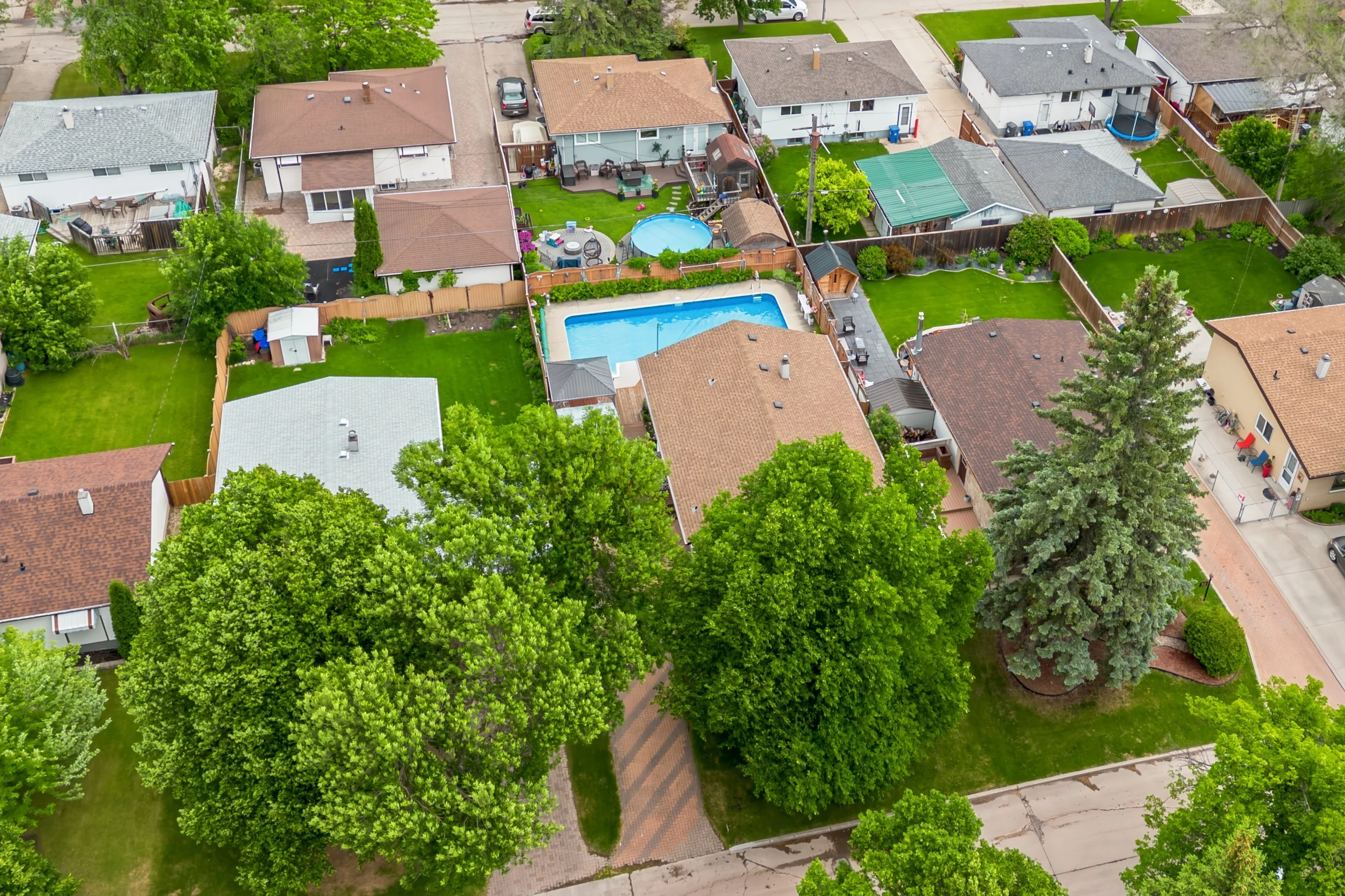 037 Quiet bay location home with pool East Transcona.jpg
