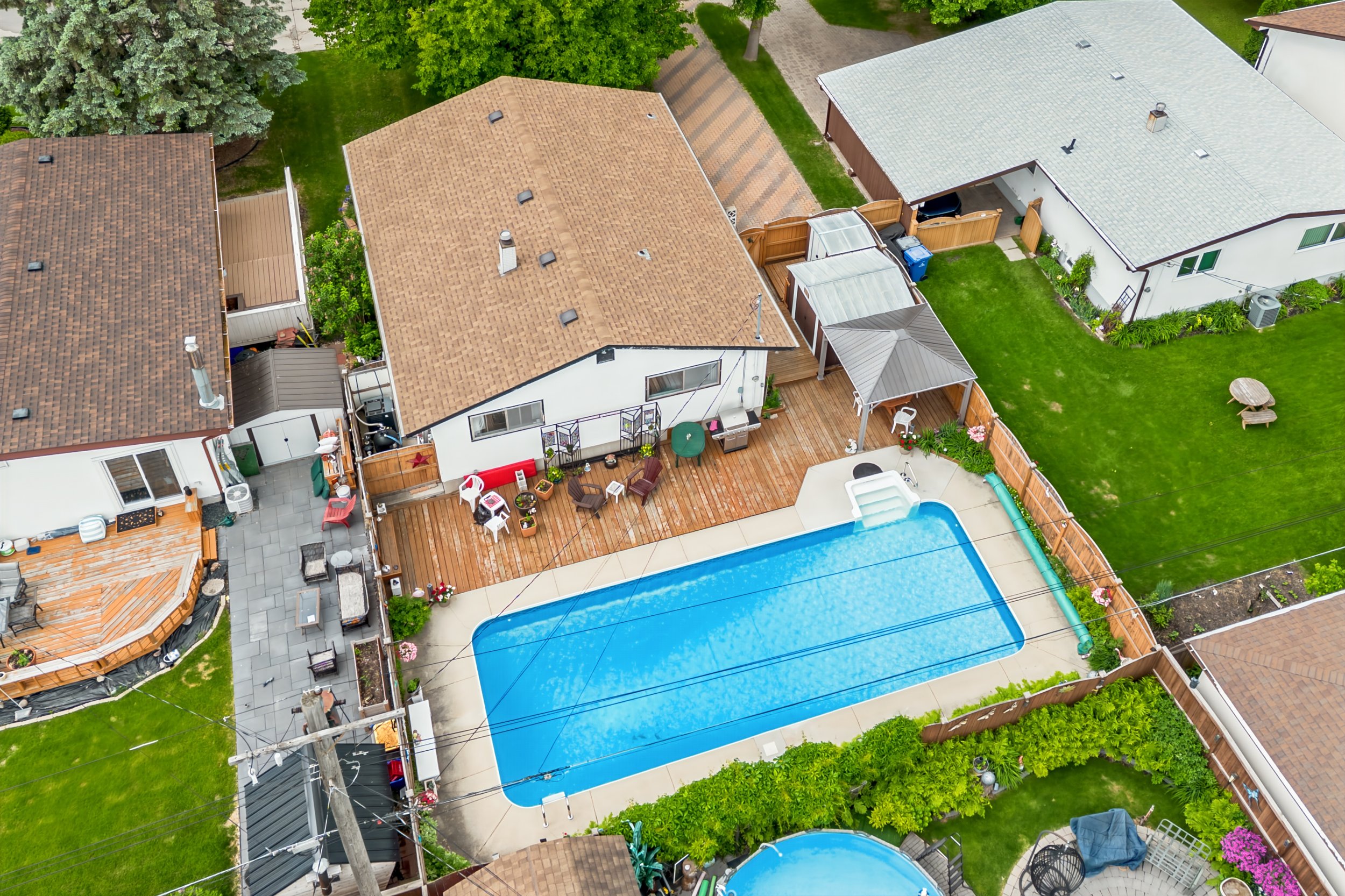 040 homes with pools for sale in transcona.jpg