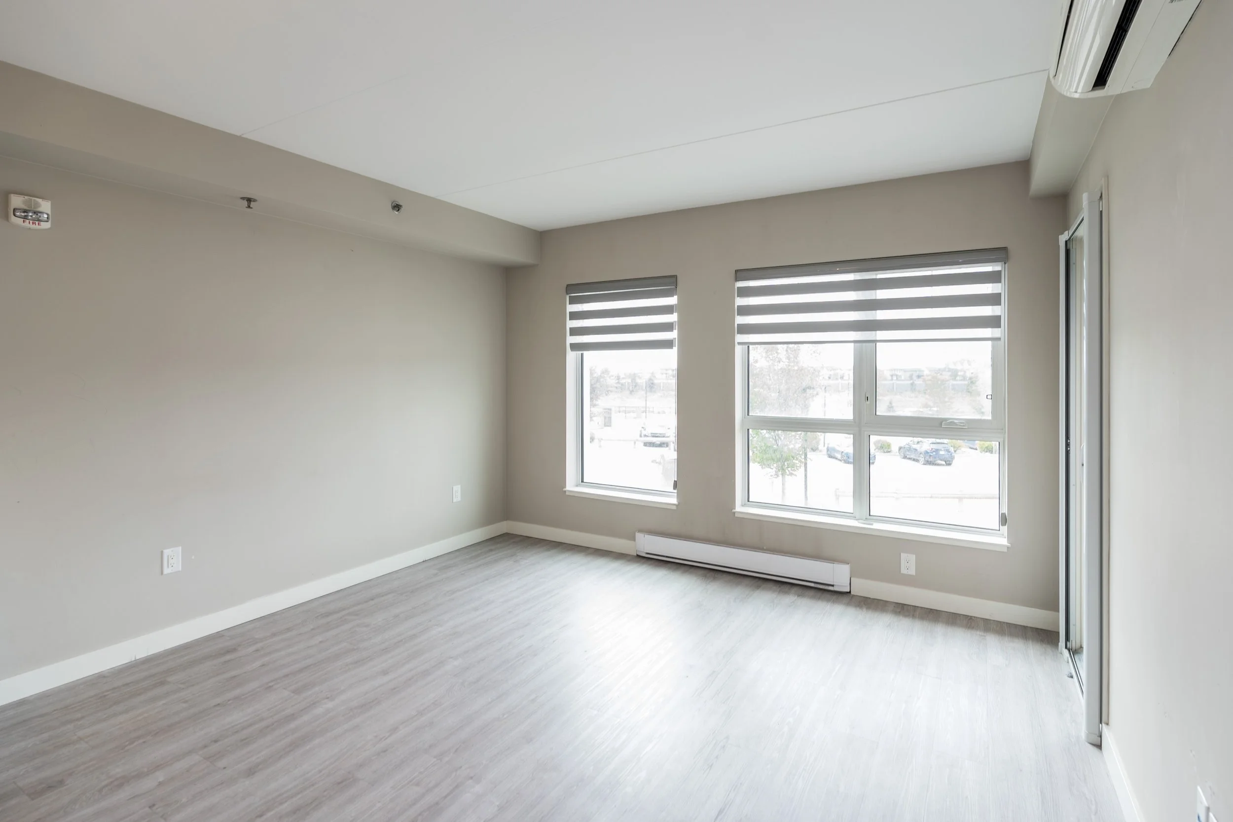 004 Open dining and kitchen area in Bridgwater Centre condo.jpg