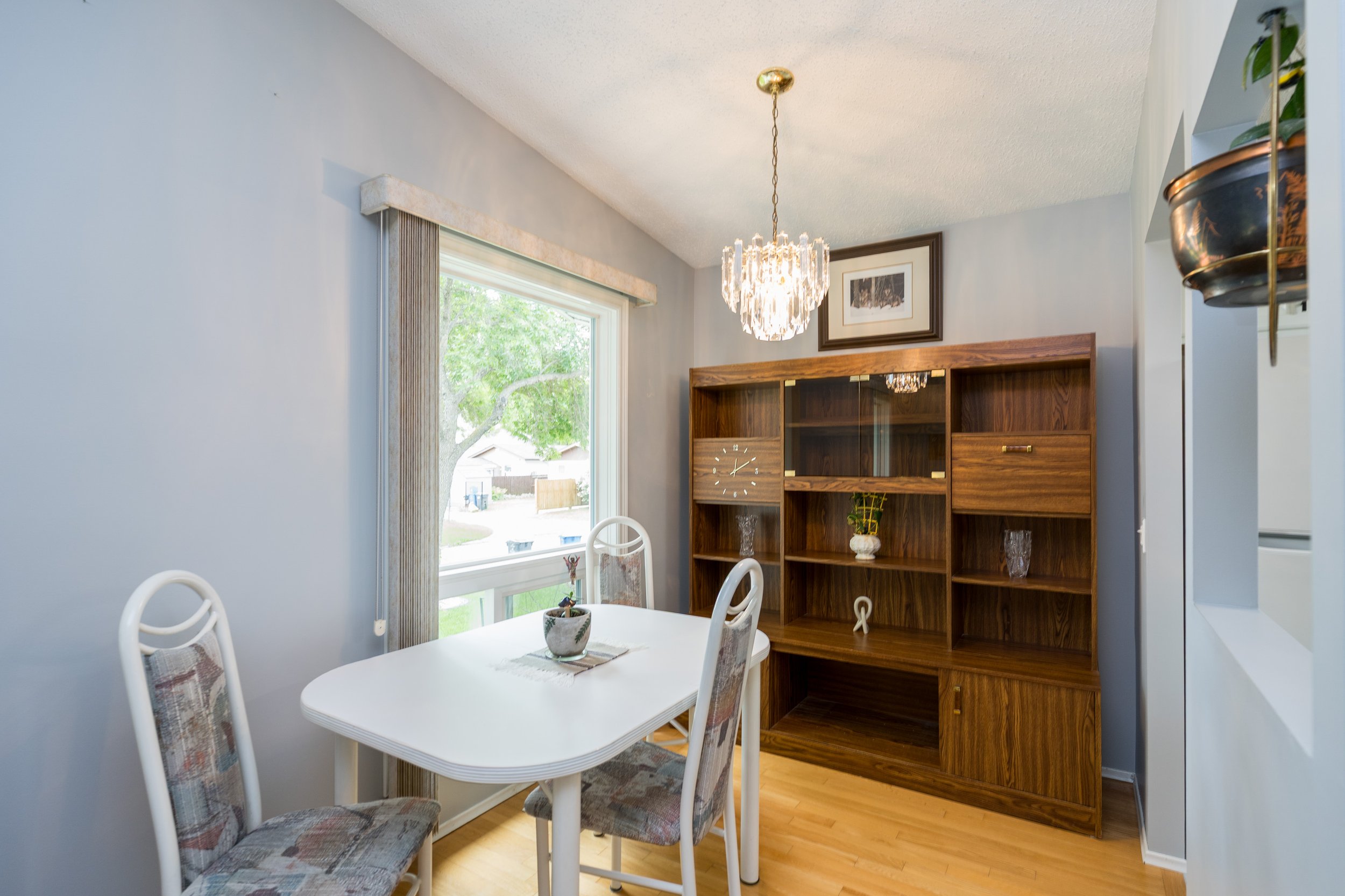 009 Bright dining space in move-in ready 3-bedroom bi-level.jpg