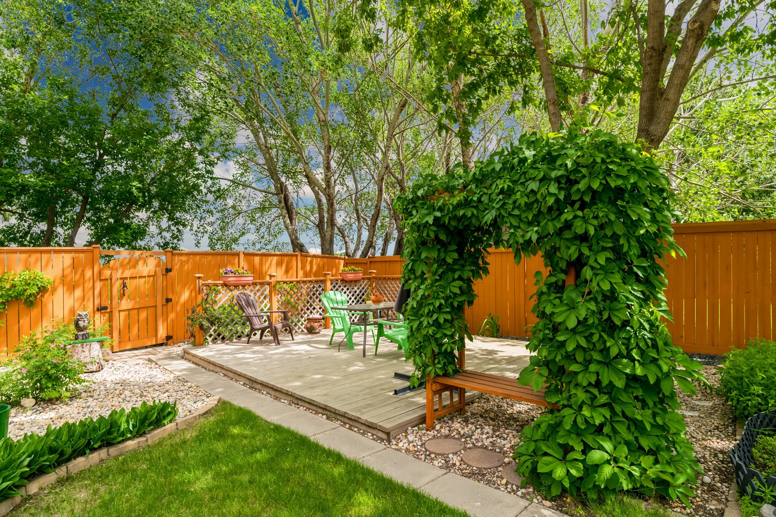 038 Lower shade deck built in 2021 in expansive backyard.jpg