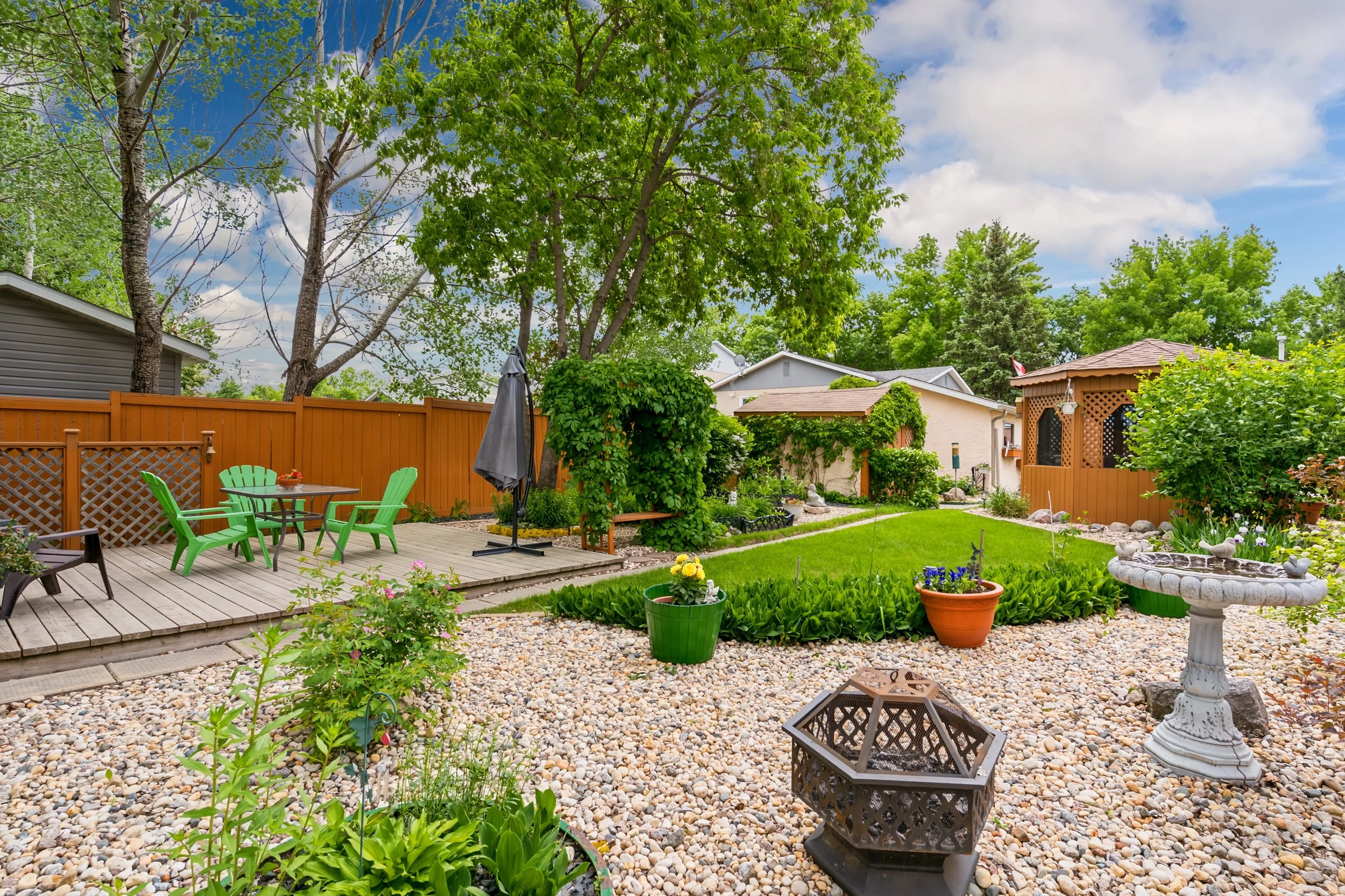 040 Multiple outdoor seating areas in 150-foot-deep yard.jpg