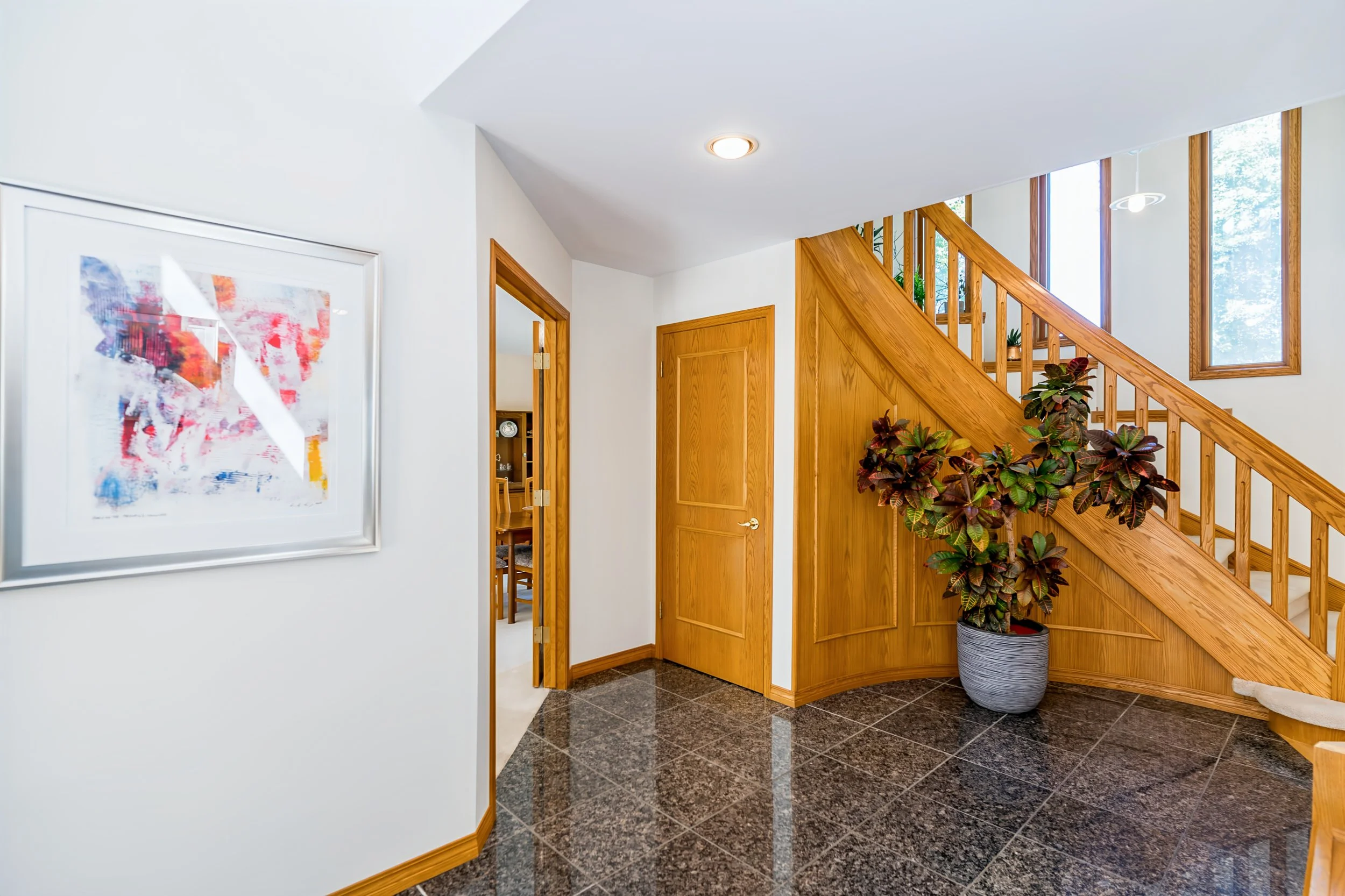 008 Spacious foyer with elegant first impression.jpg