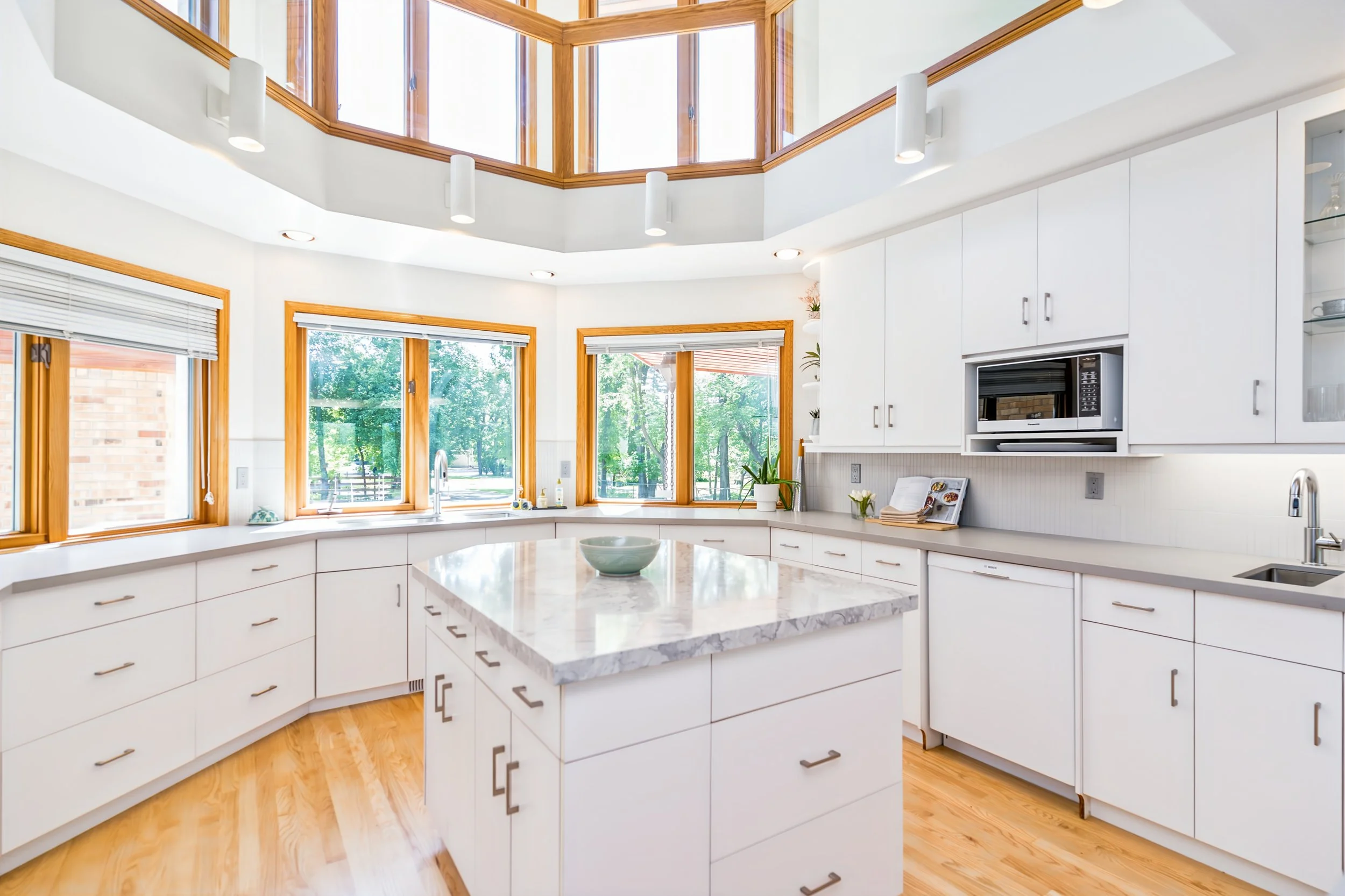 019 sunny kitchen in custom riverfront home winnipeg.jpg
