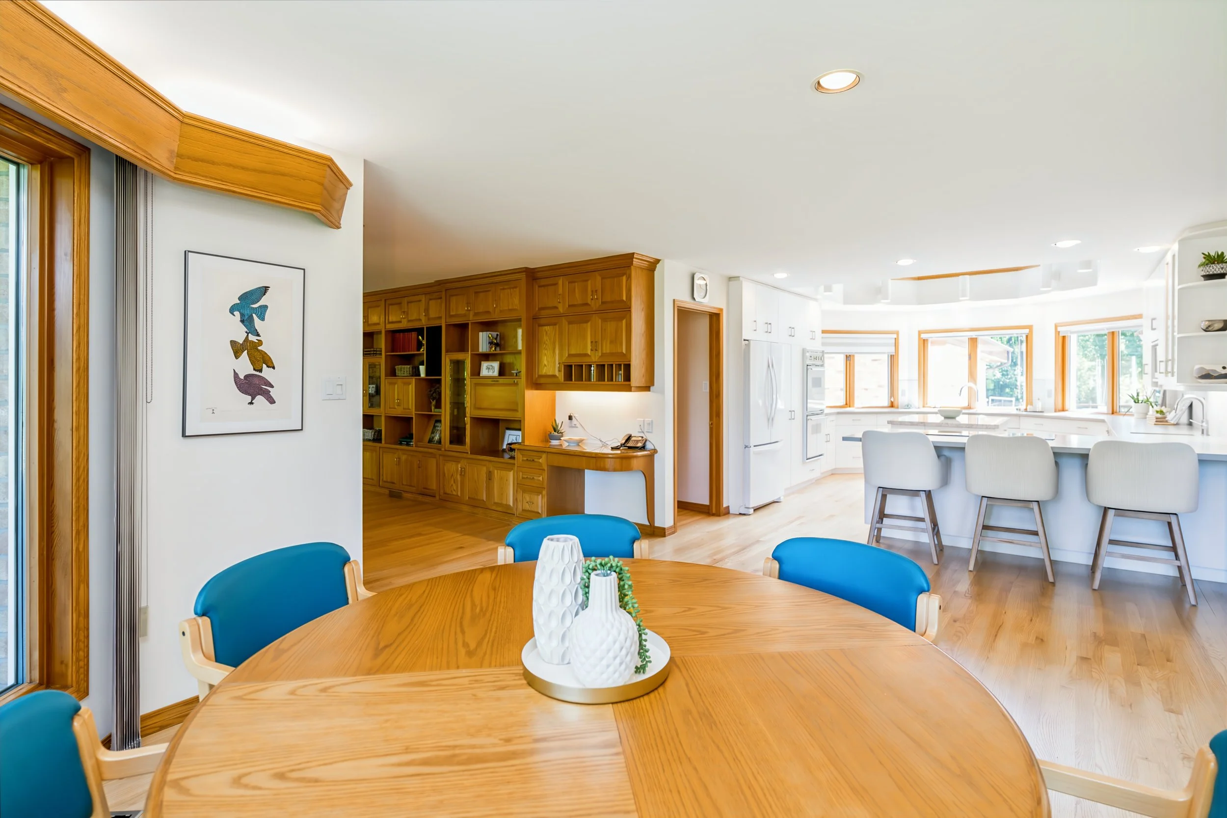023 Sunny dining area overlooking the riverfront backyard.jpg