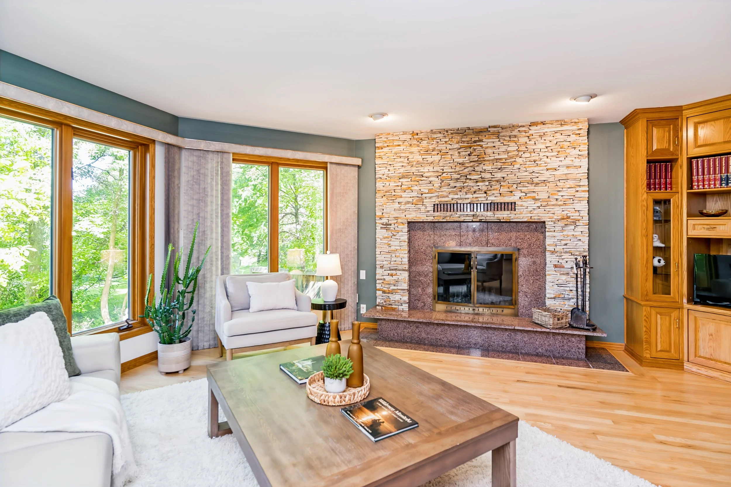 029 Spacious family room overlooking the almost one-acre lot.jpg
