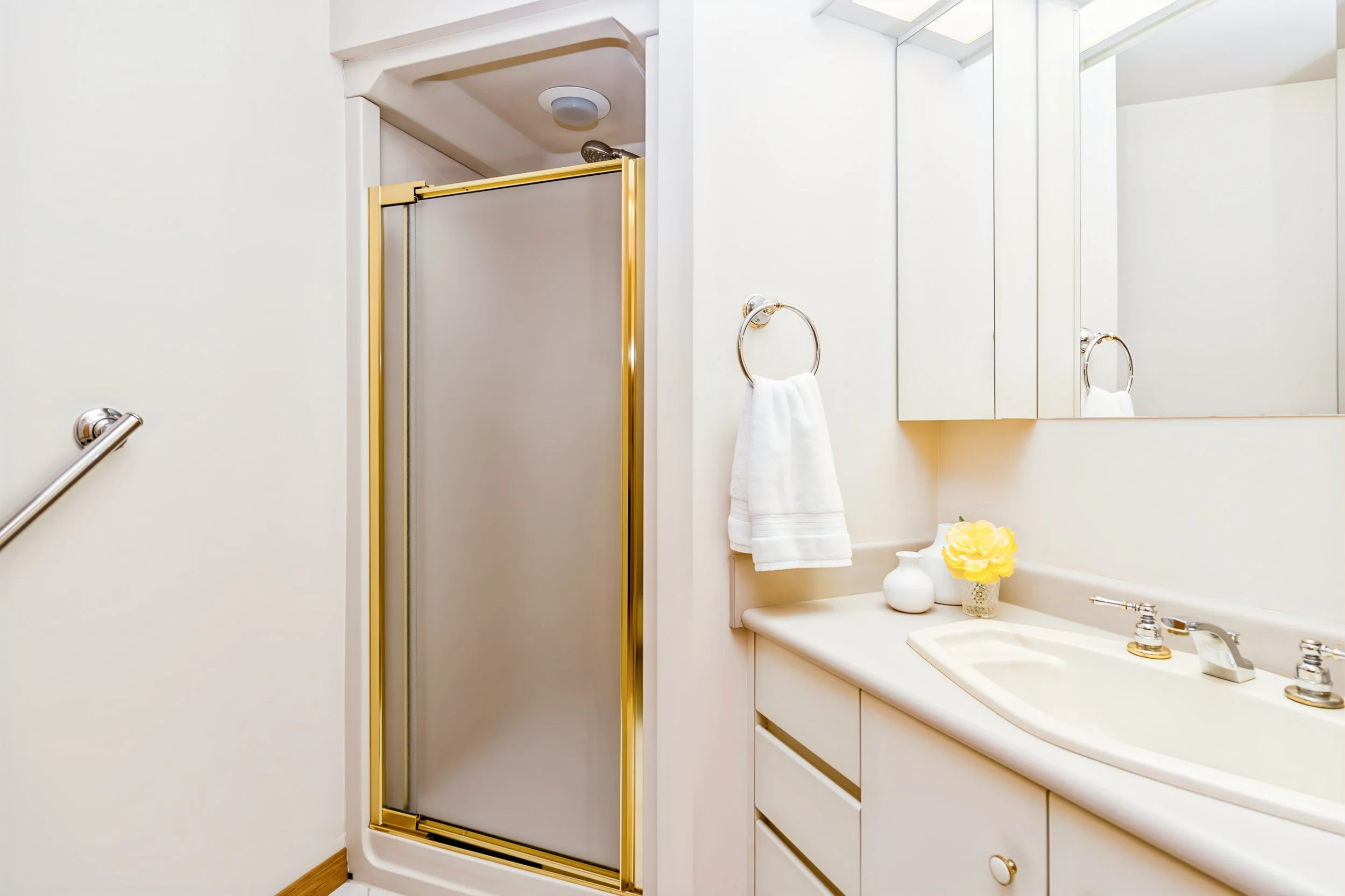 044 convenient full bathroom on main floor.jpg