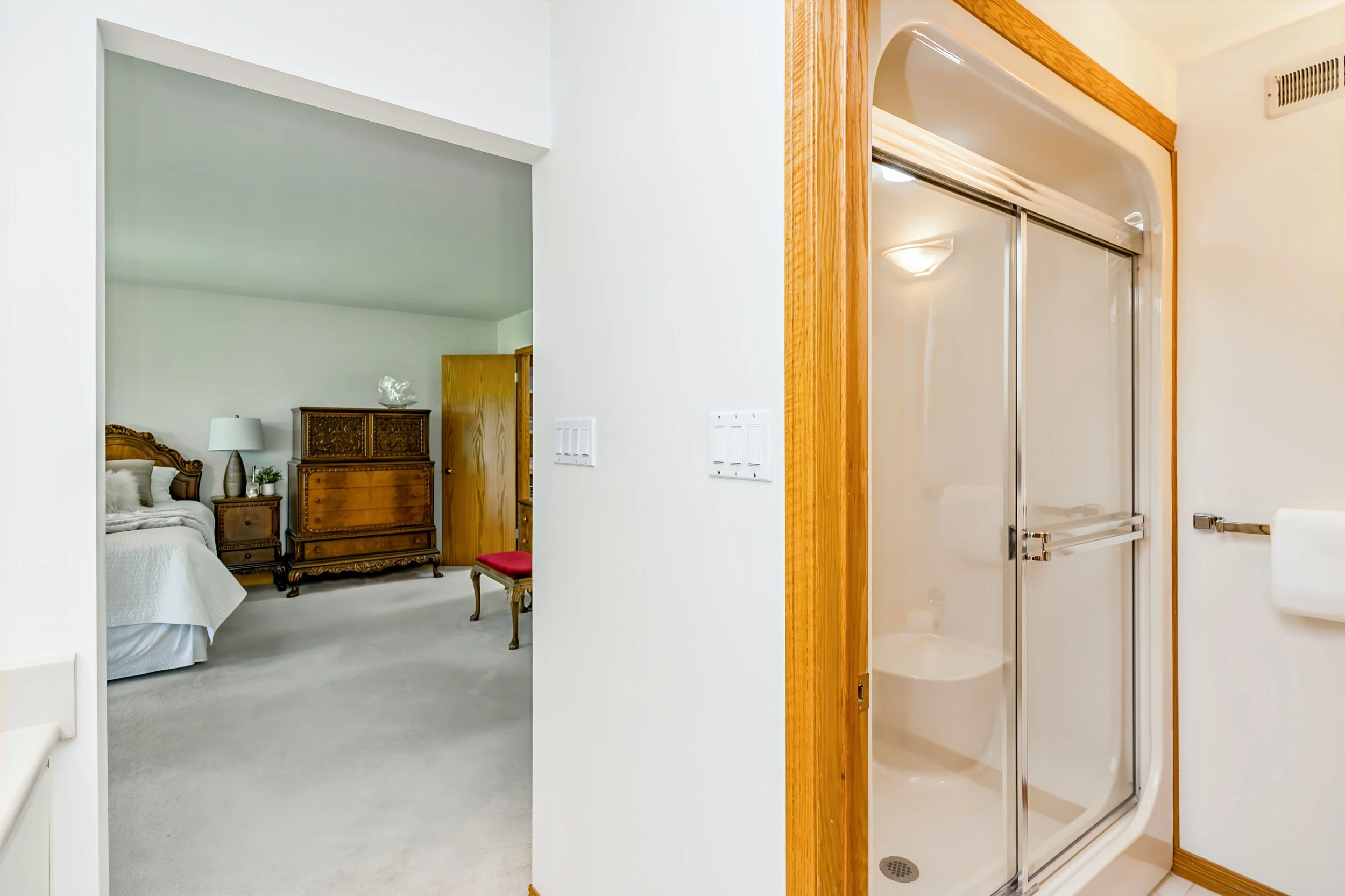 057 Private primary bathroom in luxury riverfront property winnipeg.jpg