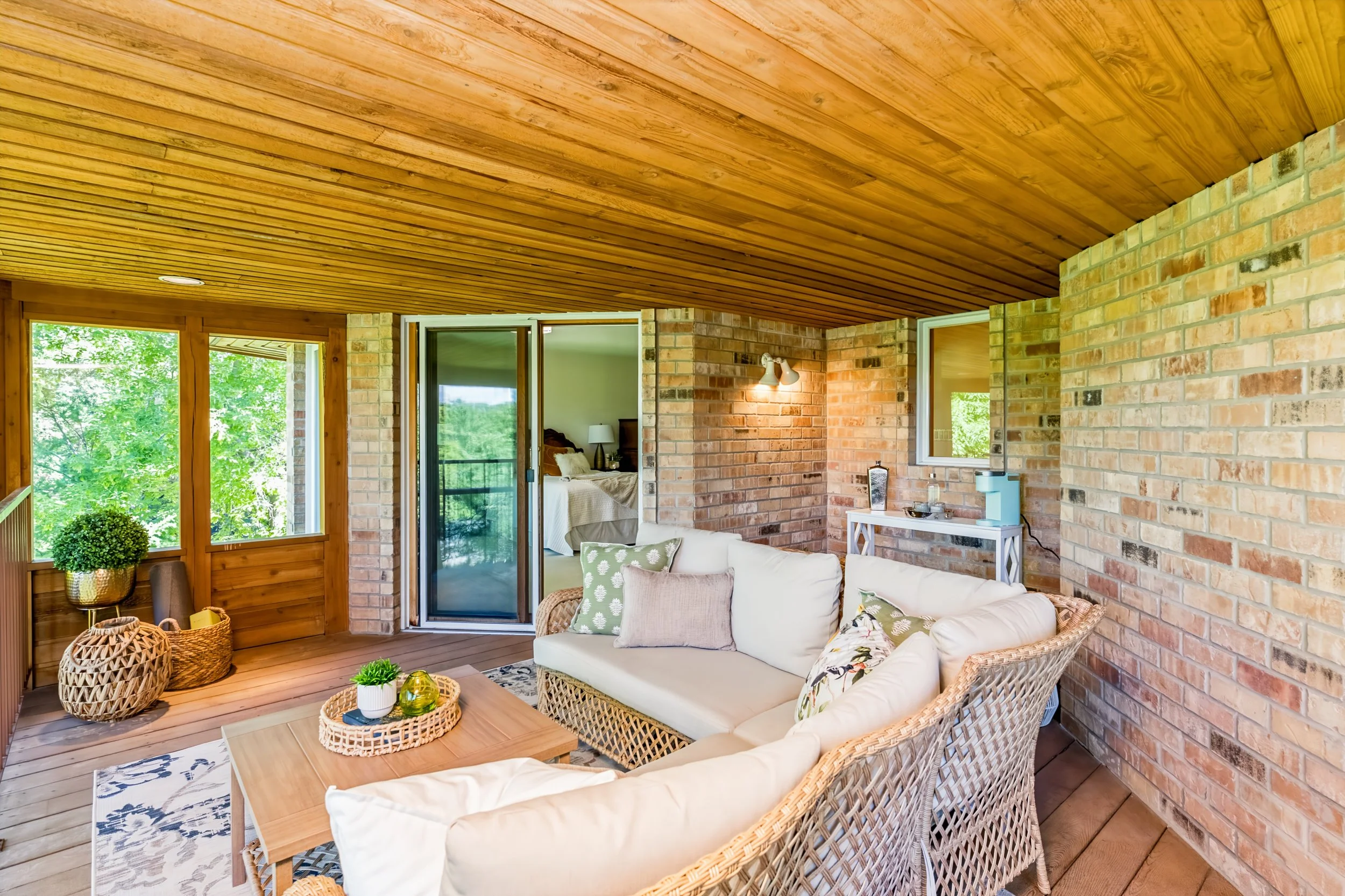062 Luxury living on the river Winnipeg.jpg