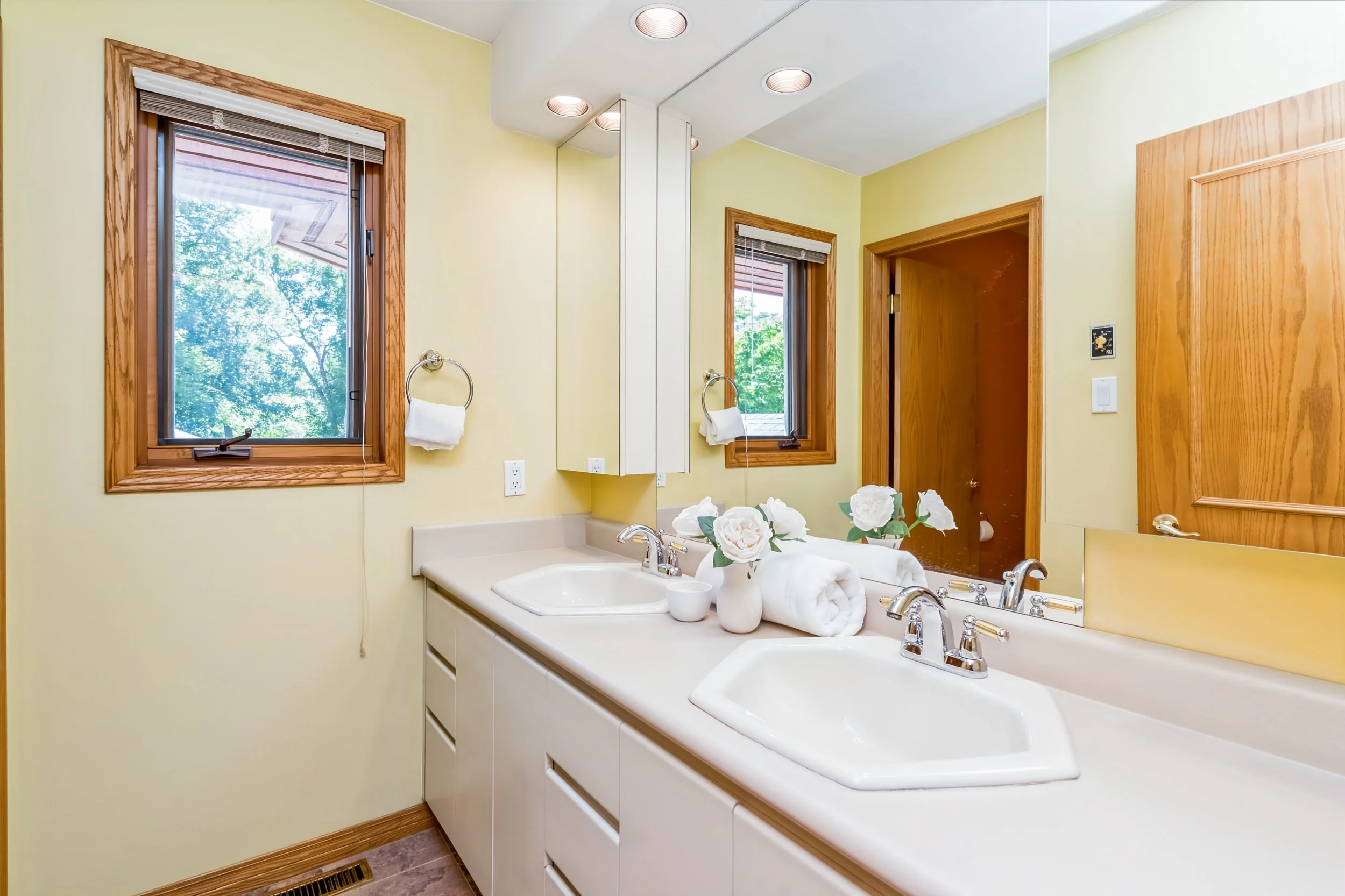 071 Five-piece family bathroom with double sinks.jpg