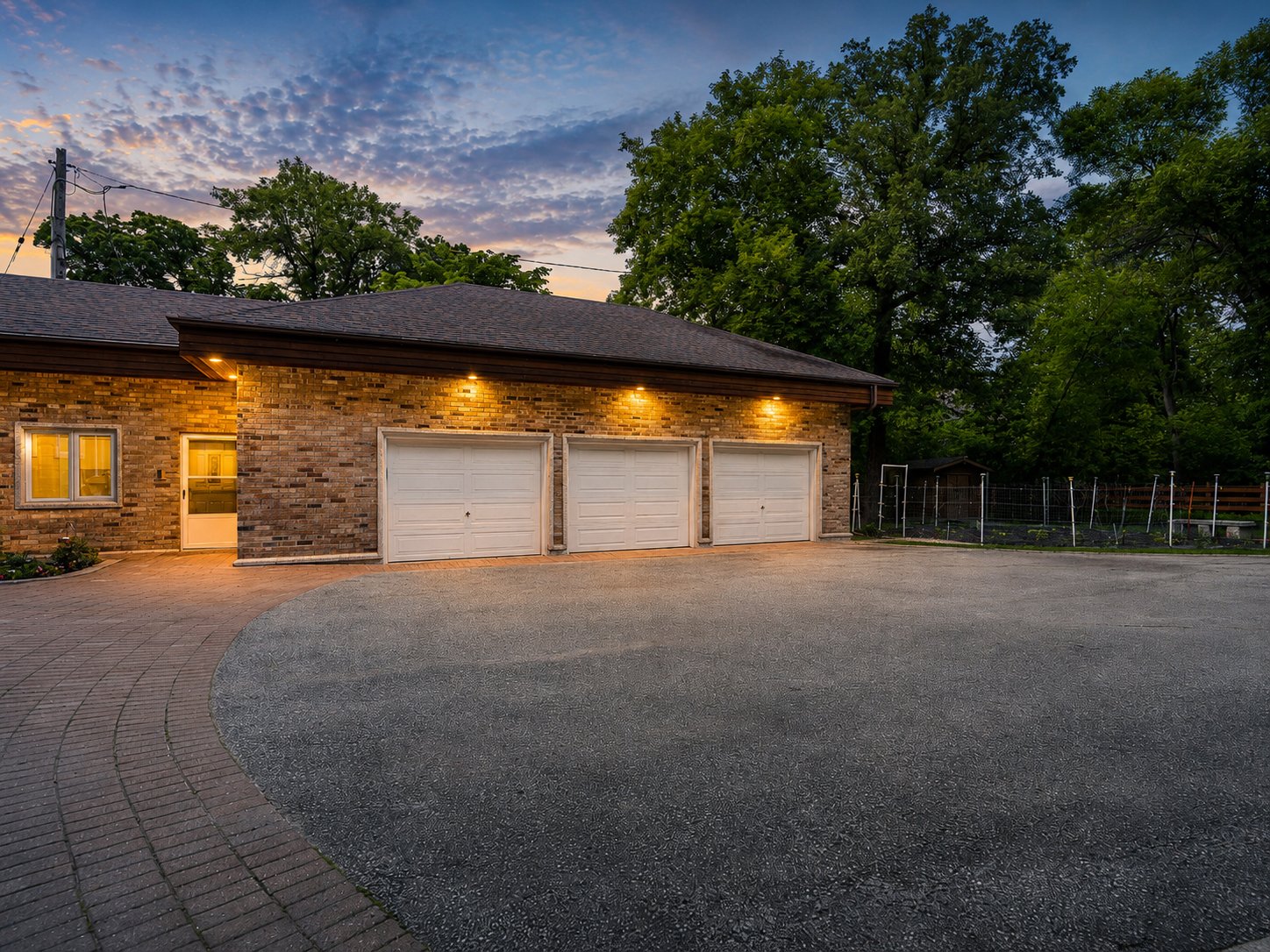 081 Luxury Winnipeg riverfront property with triple attached garage.jpg