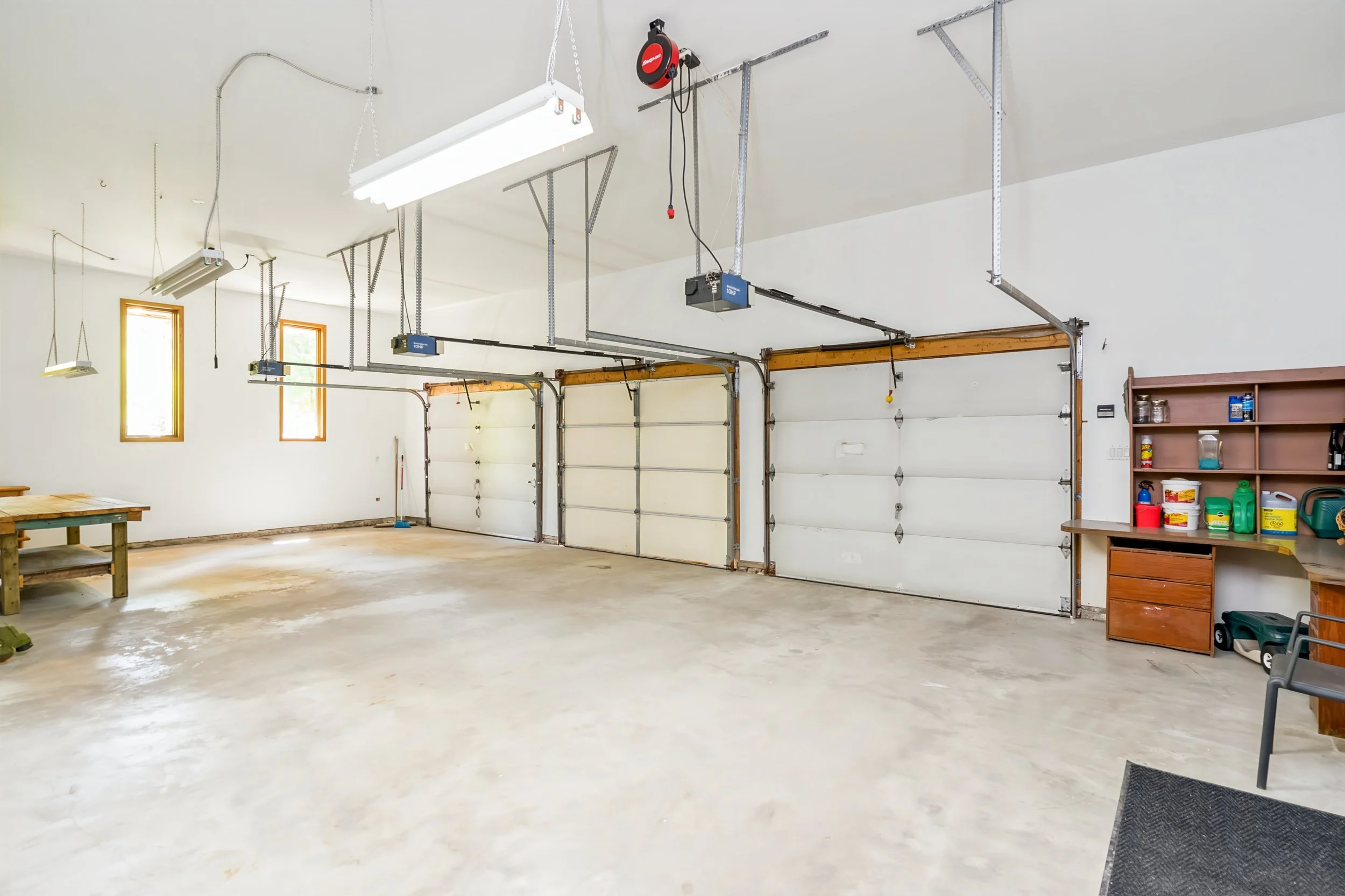 082 Triple attached garage with oversized driveway parking.jpg