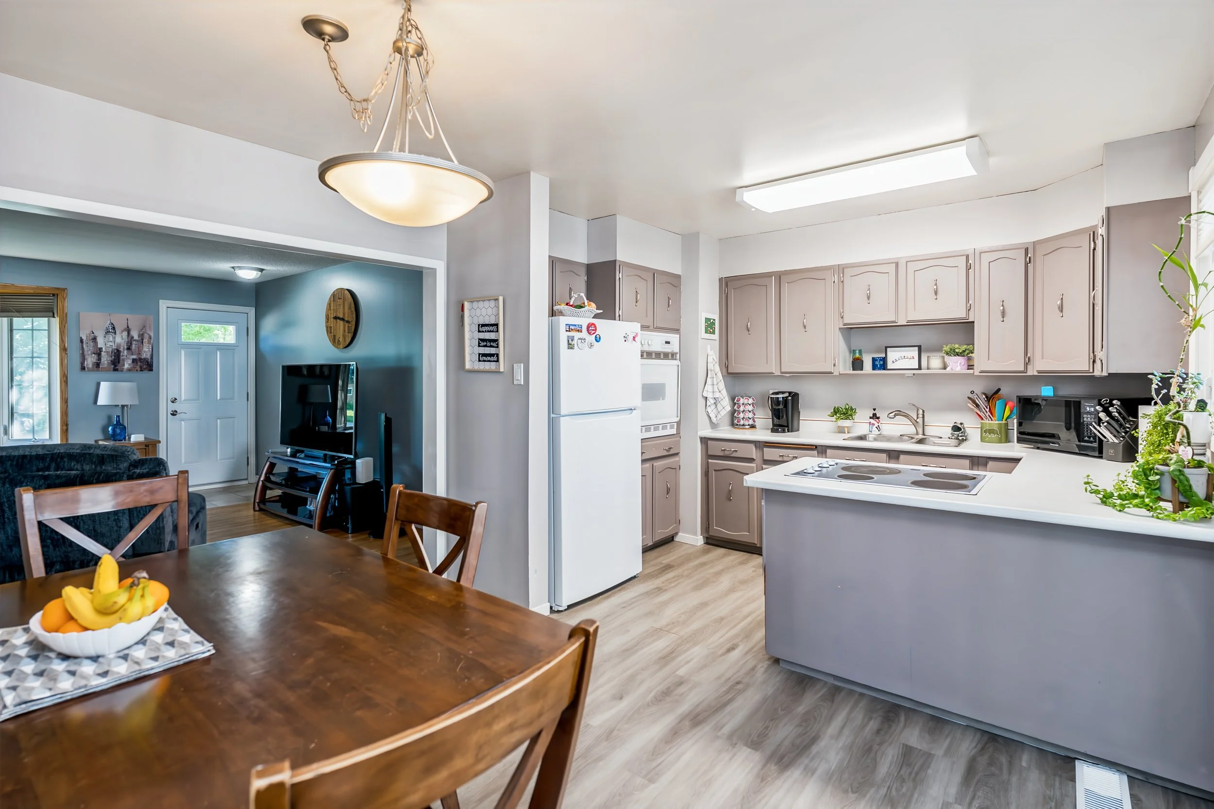 005 Eat-in kitchen in Windsor Park bungalow.jpg