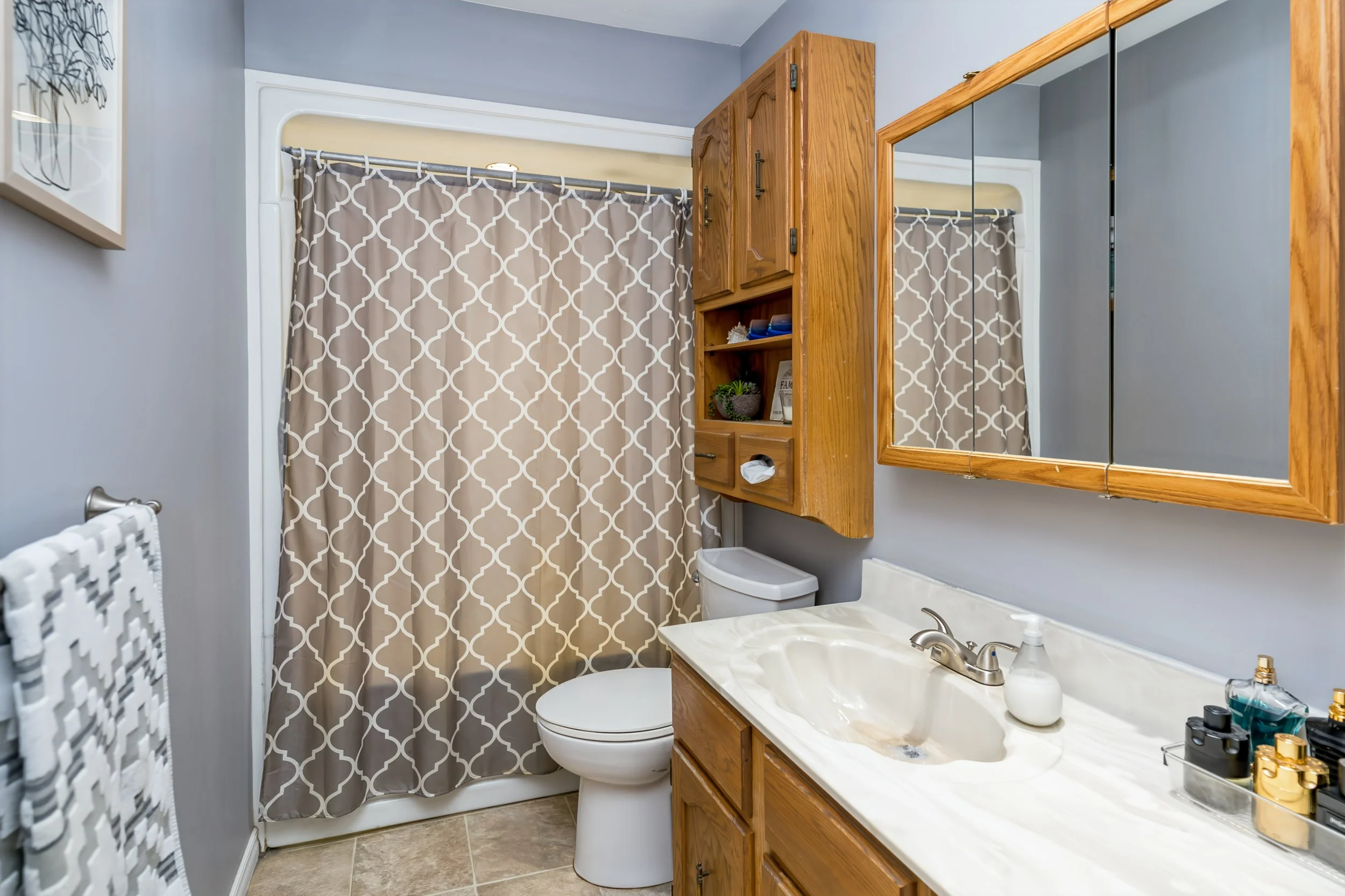 021 Updated bathroom in lovingly maintained bungalow Winnipeg.jpg