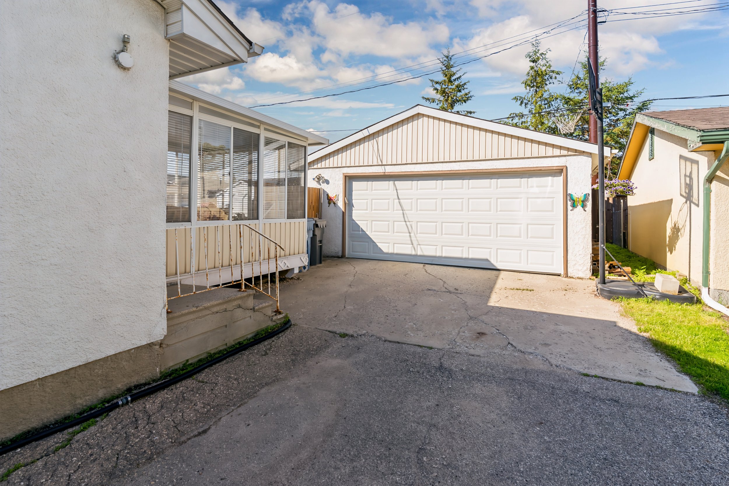 035 Long front driveway leading to oversized garage.jpg