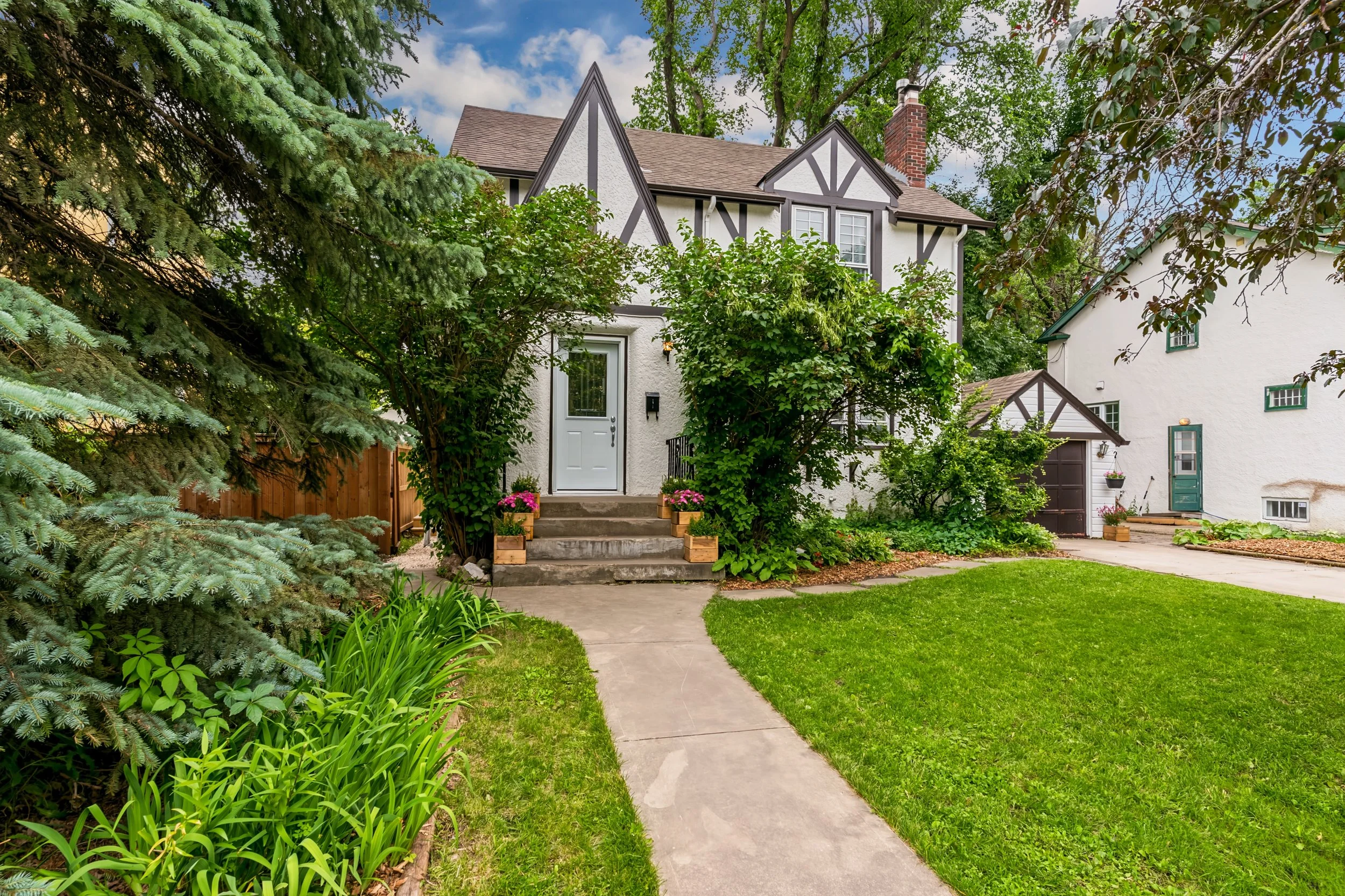 002 Classic East Fort Garry home with attached garage.jpg